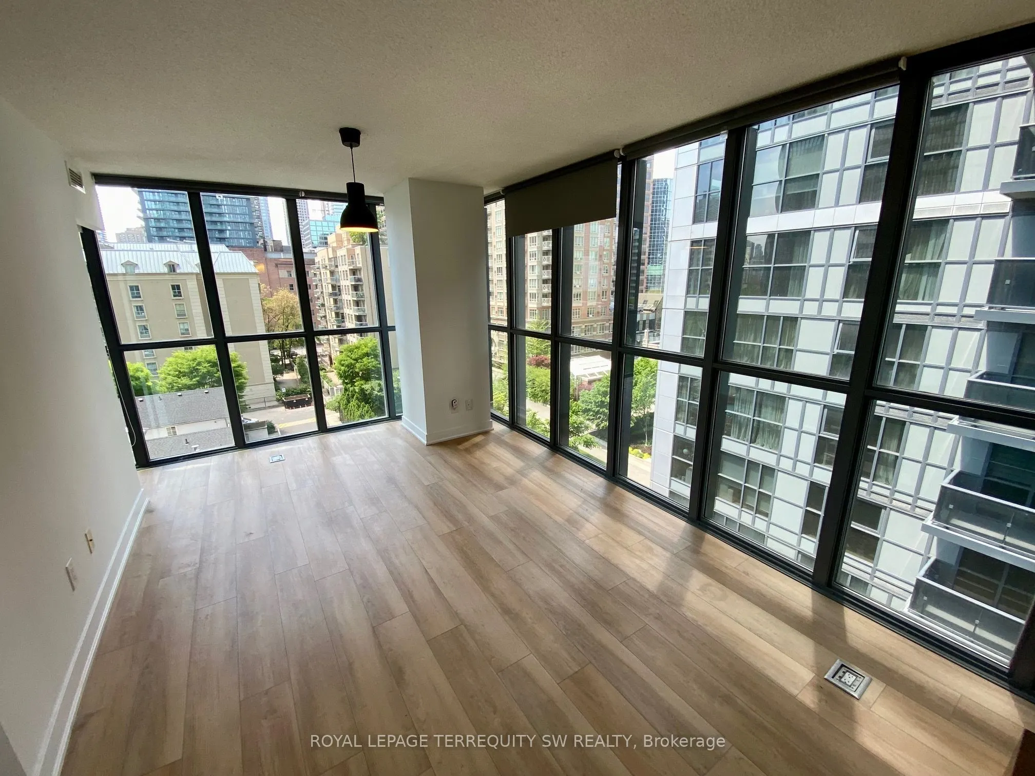 110 Charles Street E, #707