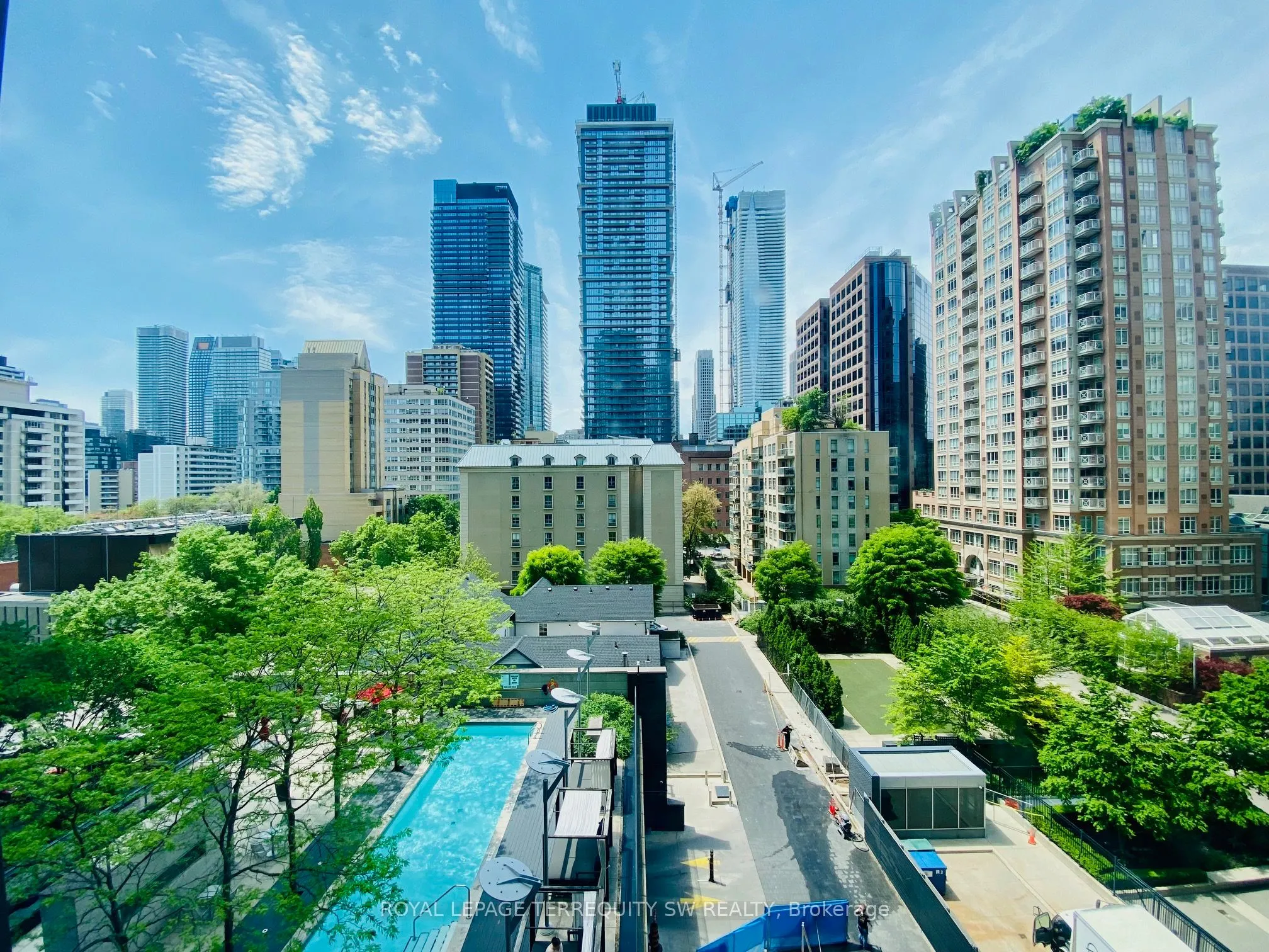 110 Charles Street E, #707