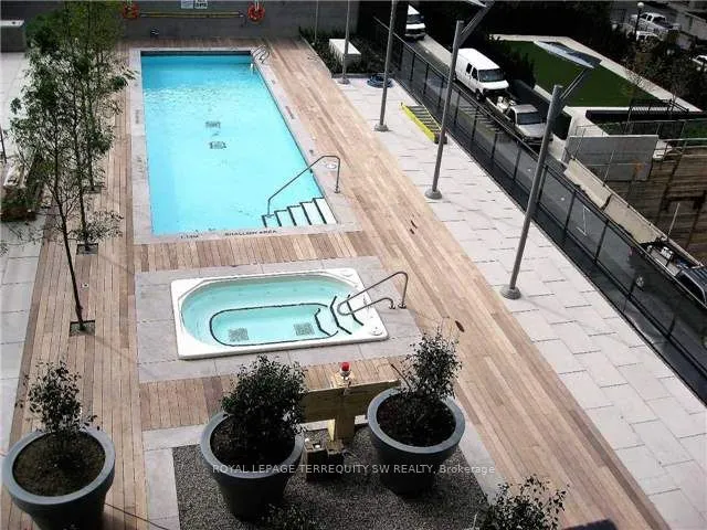 110 Charles Street E, #707