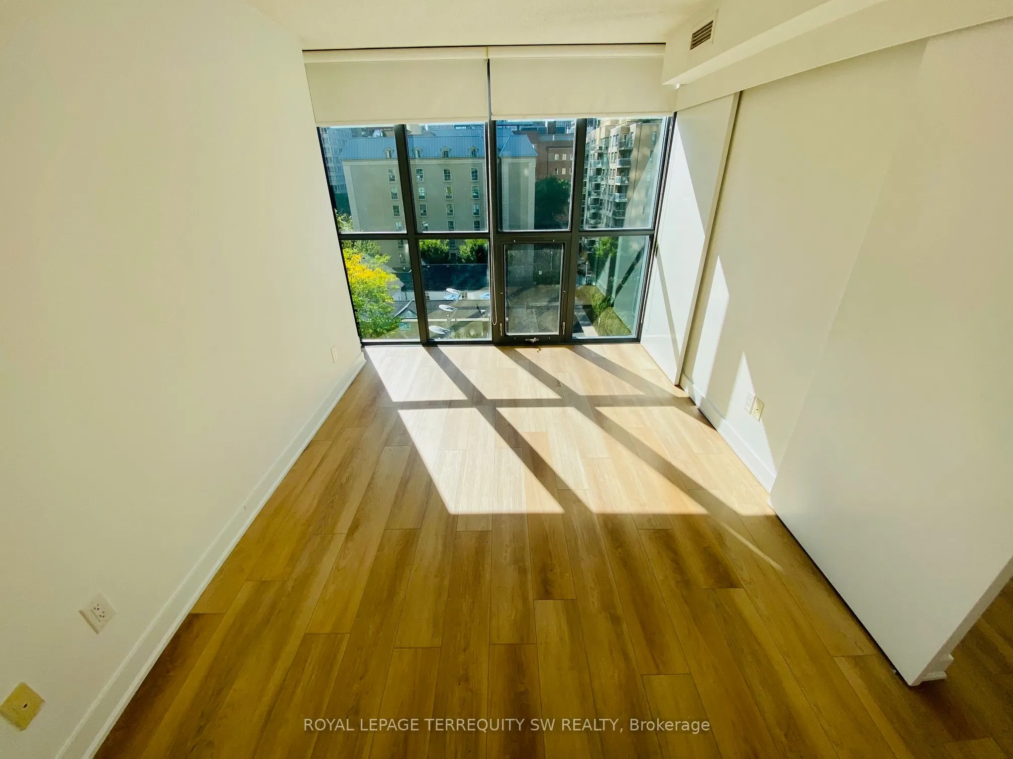 110 Charles Street E, #707