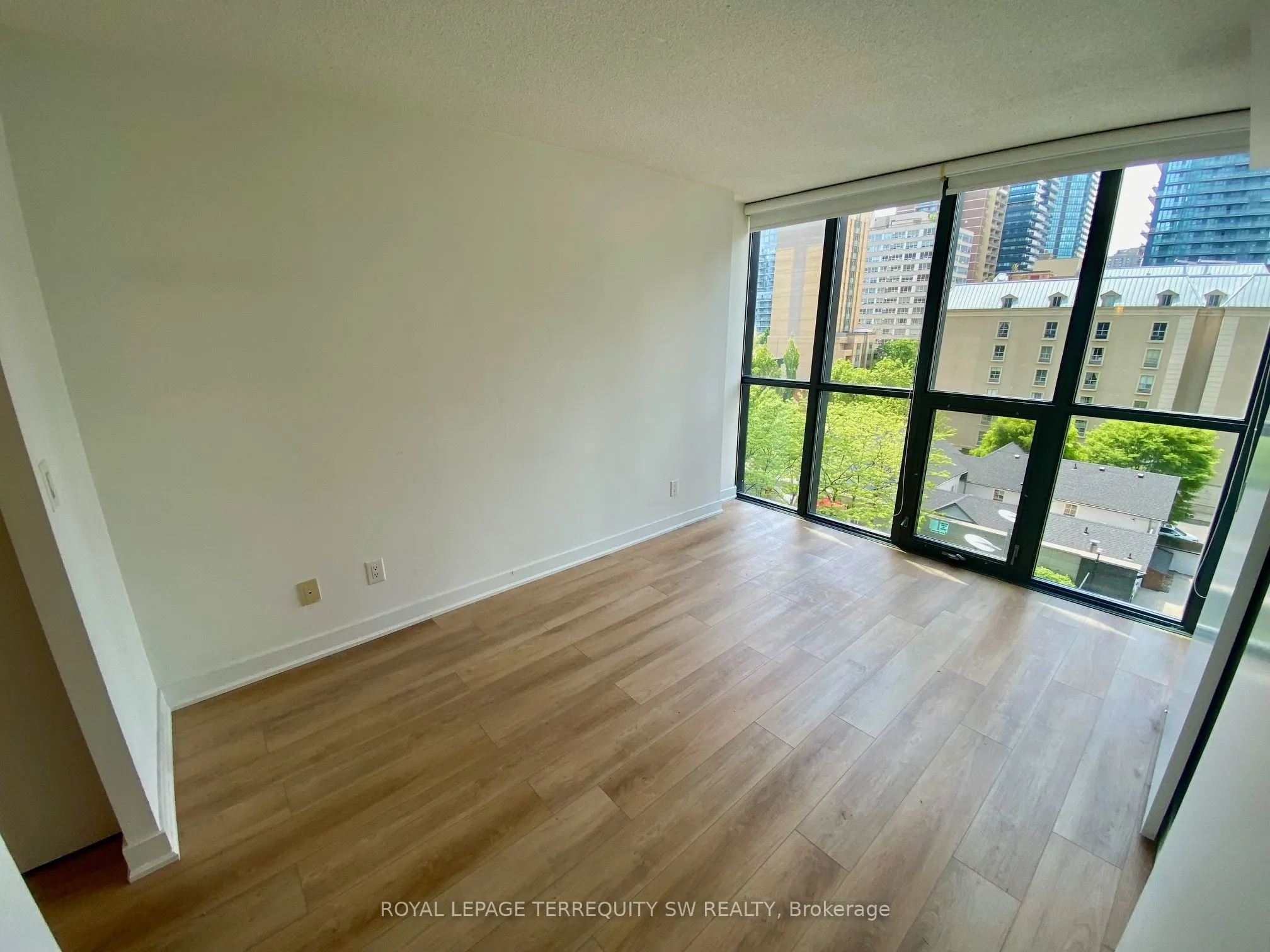 110 Charles Street E, #707