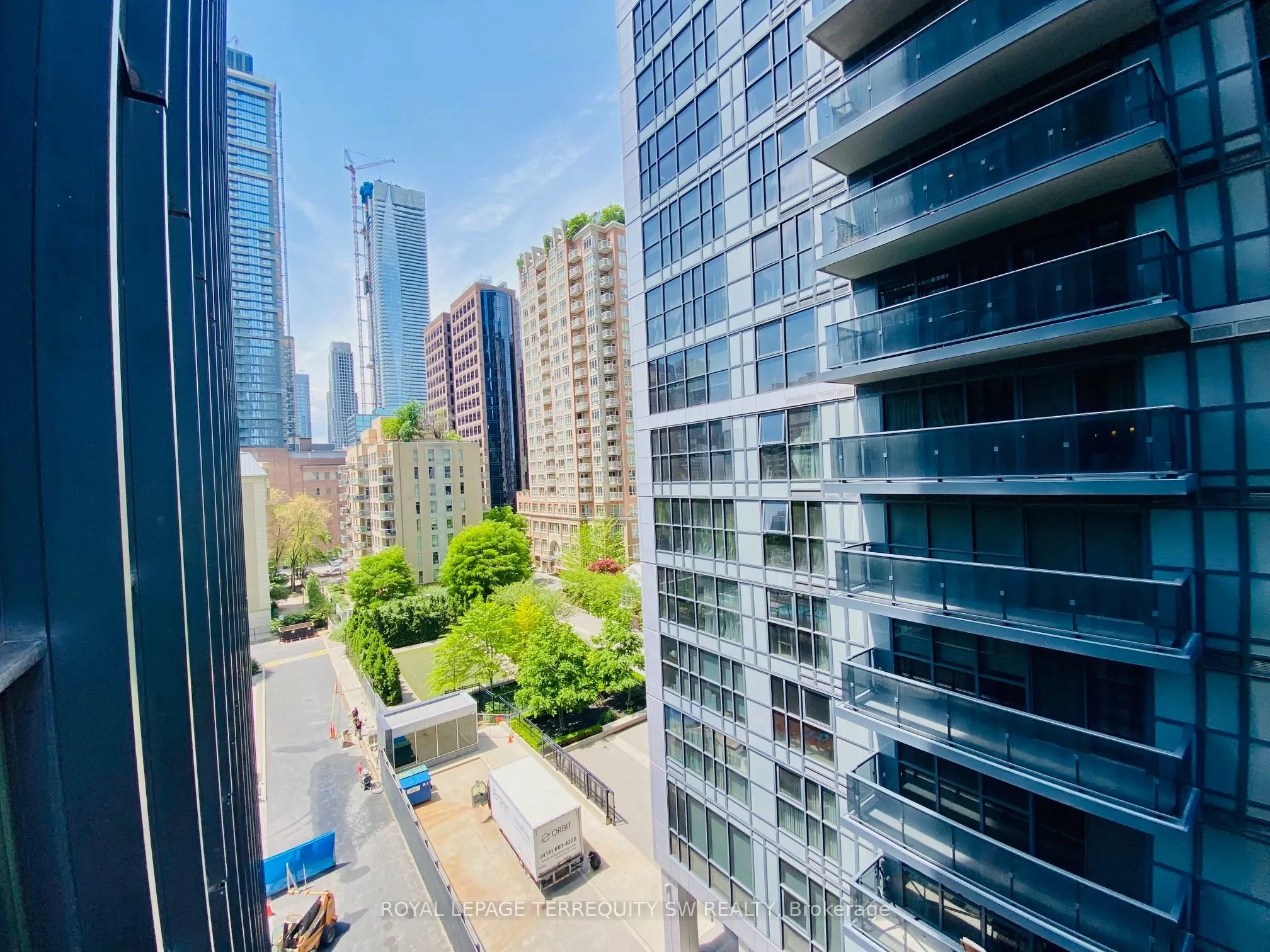 110 Charles Street E, #707