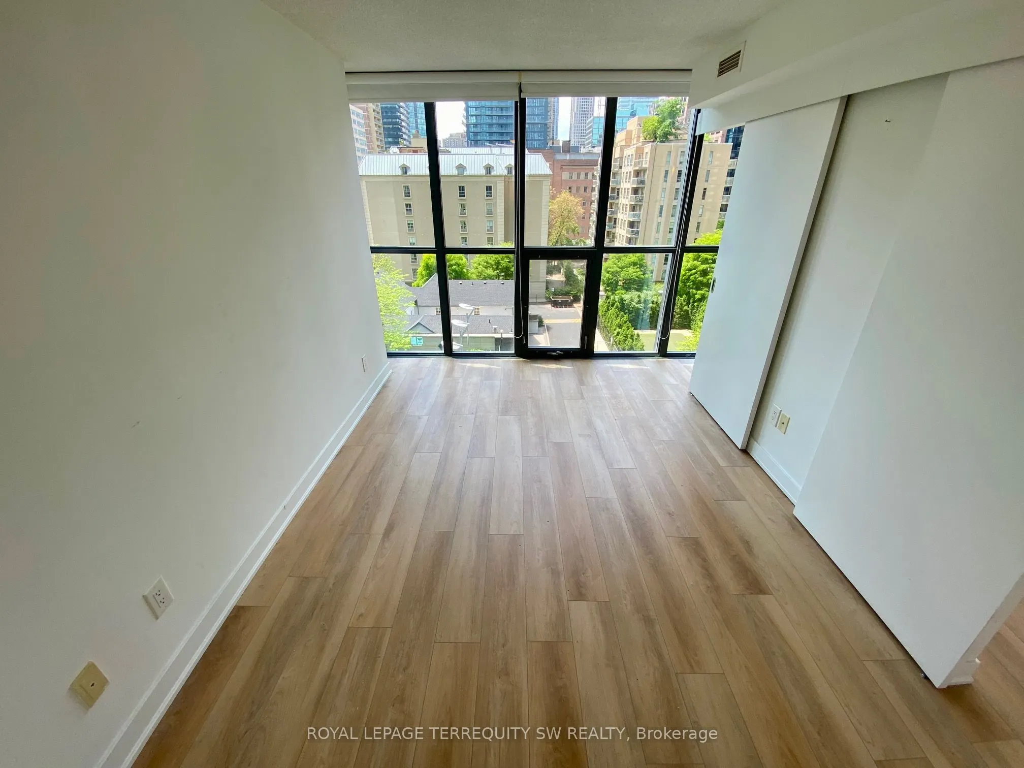 110 Charles Street E, #707