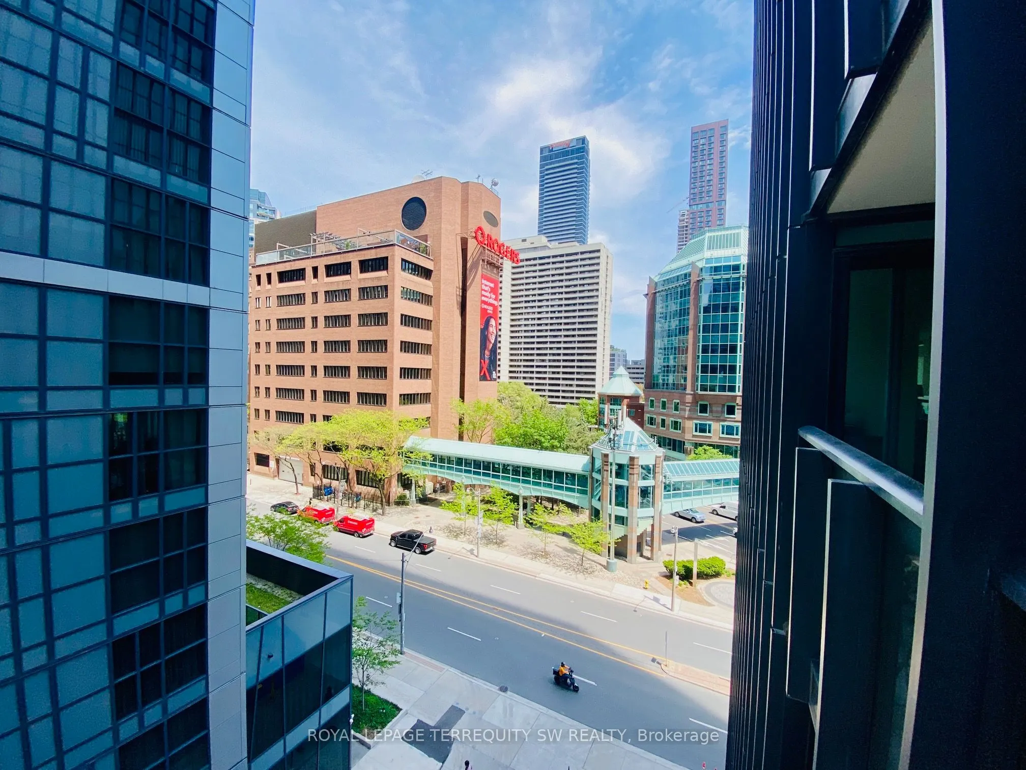 110 Charles Street E, #707