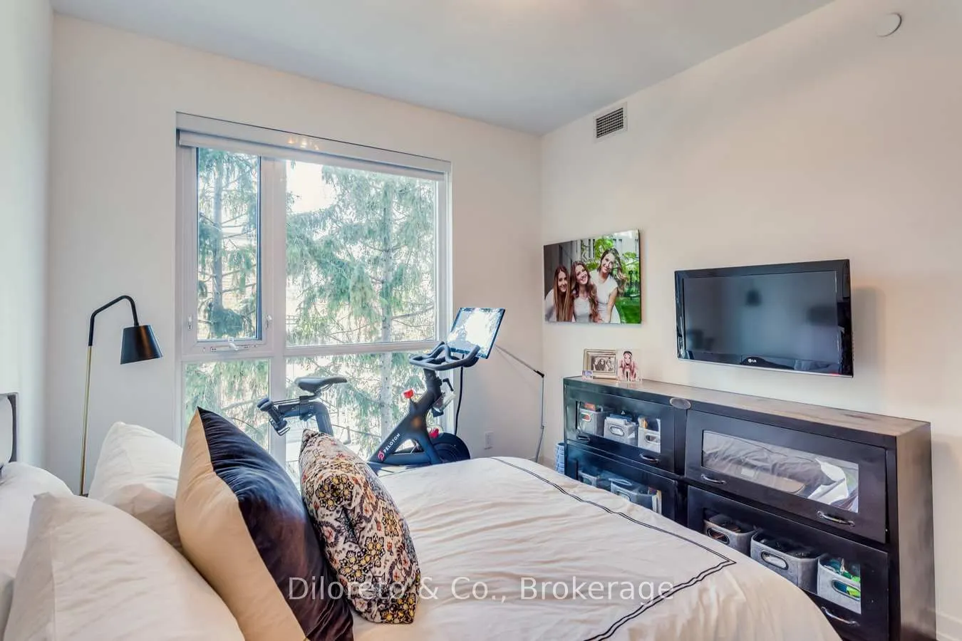 223 St Clair Avenue W, #406
