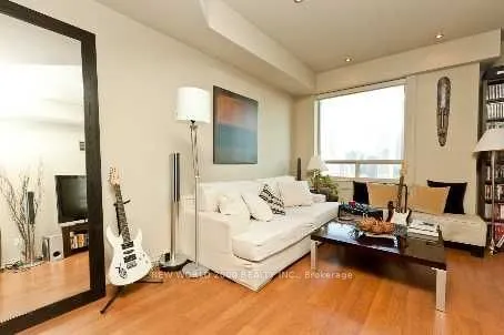 633 Bay Street #Ph09