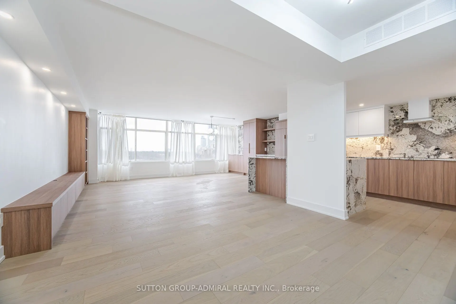 900 Yonge Street, #902