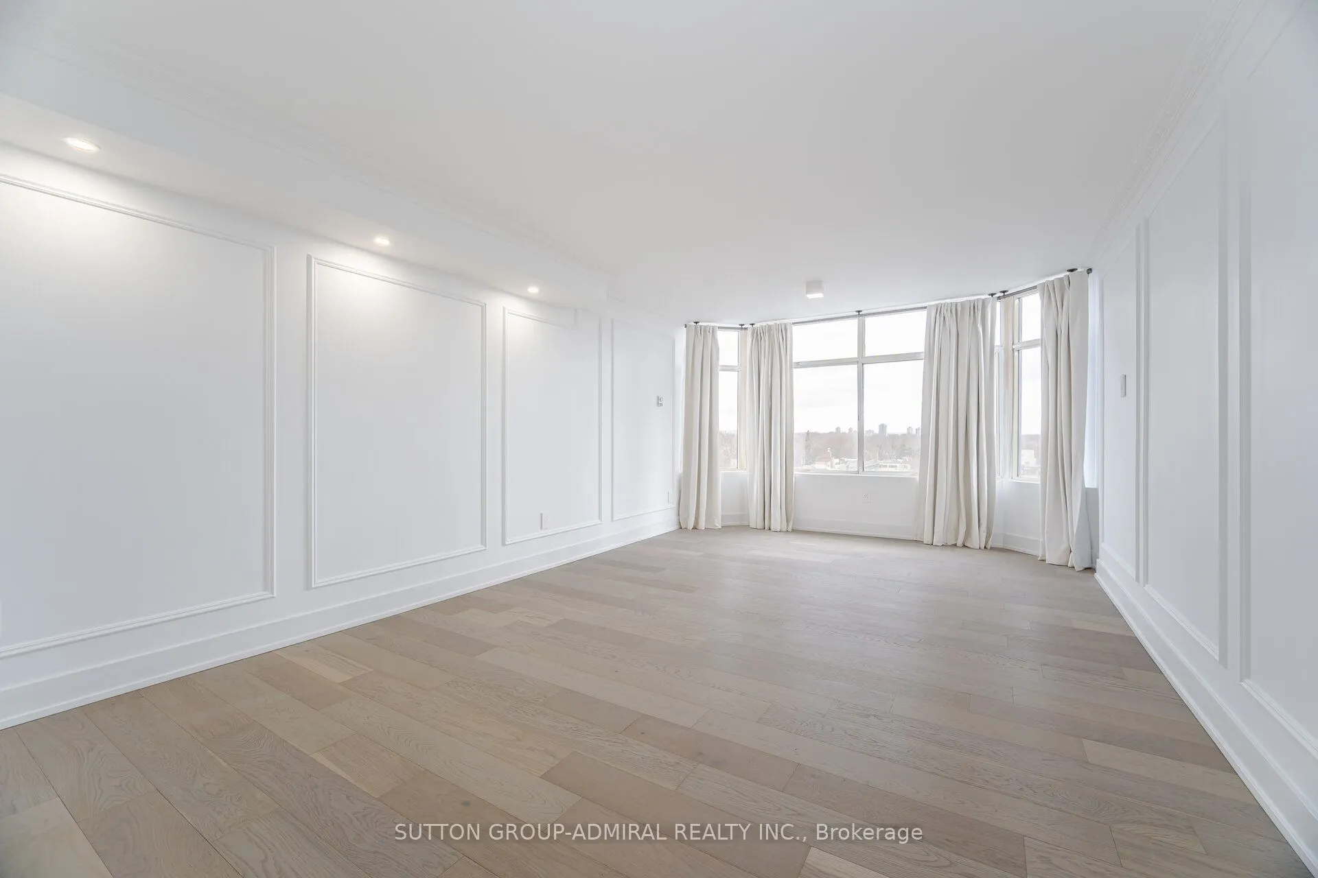 900 Yonge Street, #902