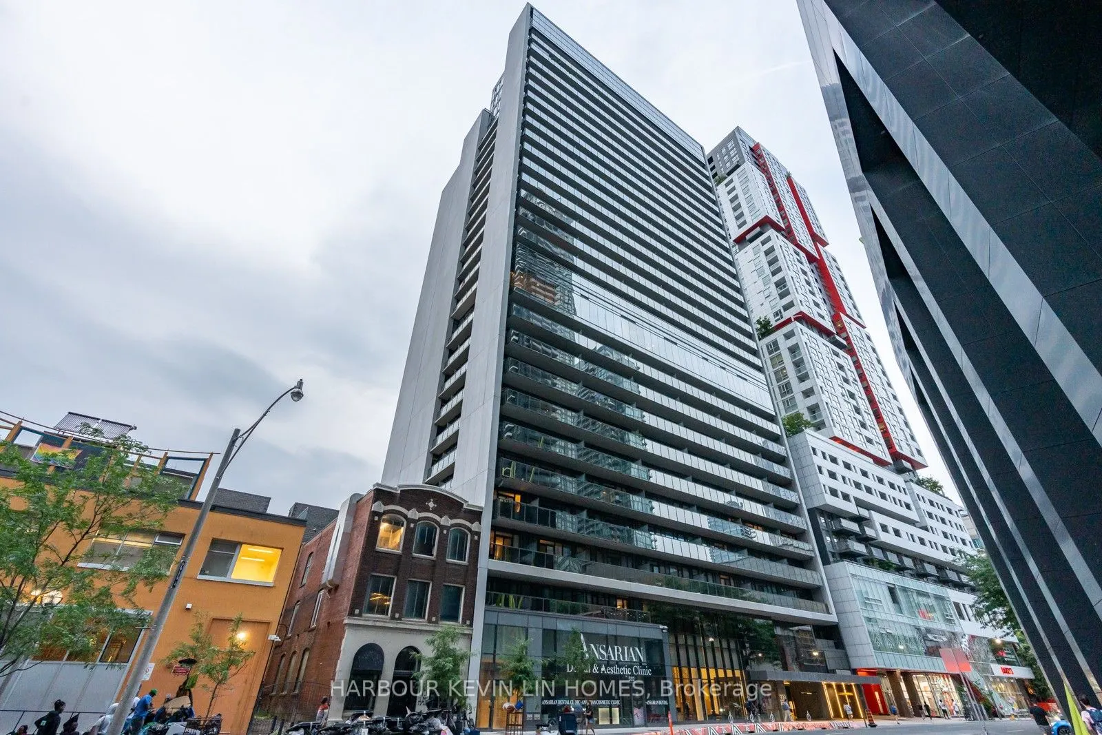330 Richmond Street W, #818