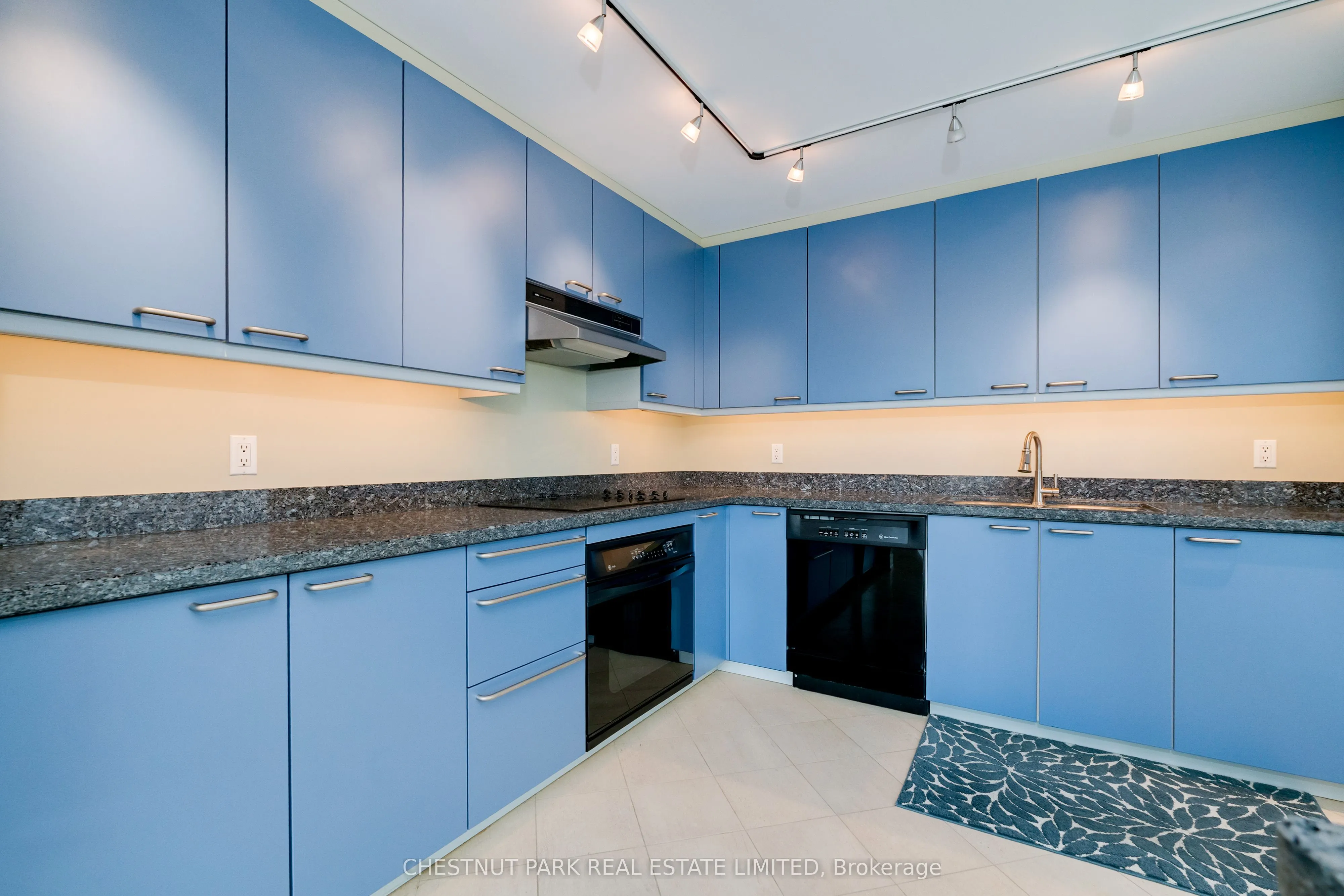 38 Avenue Road, #400