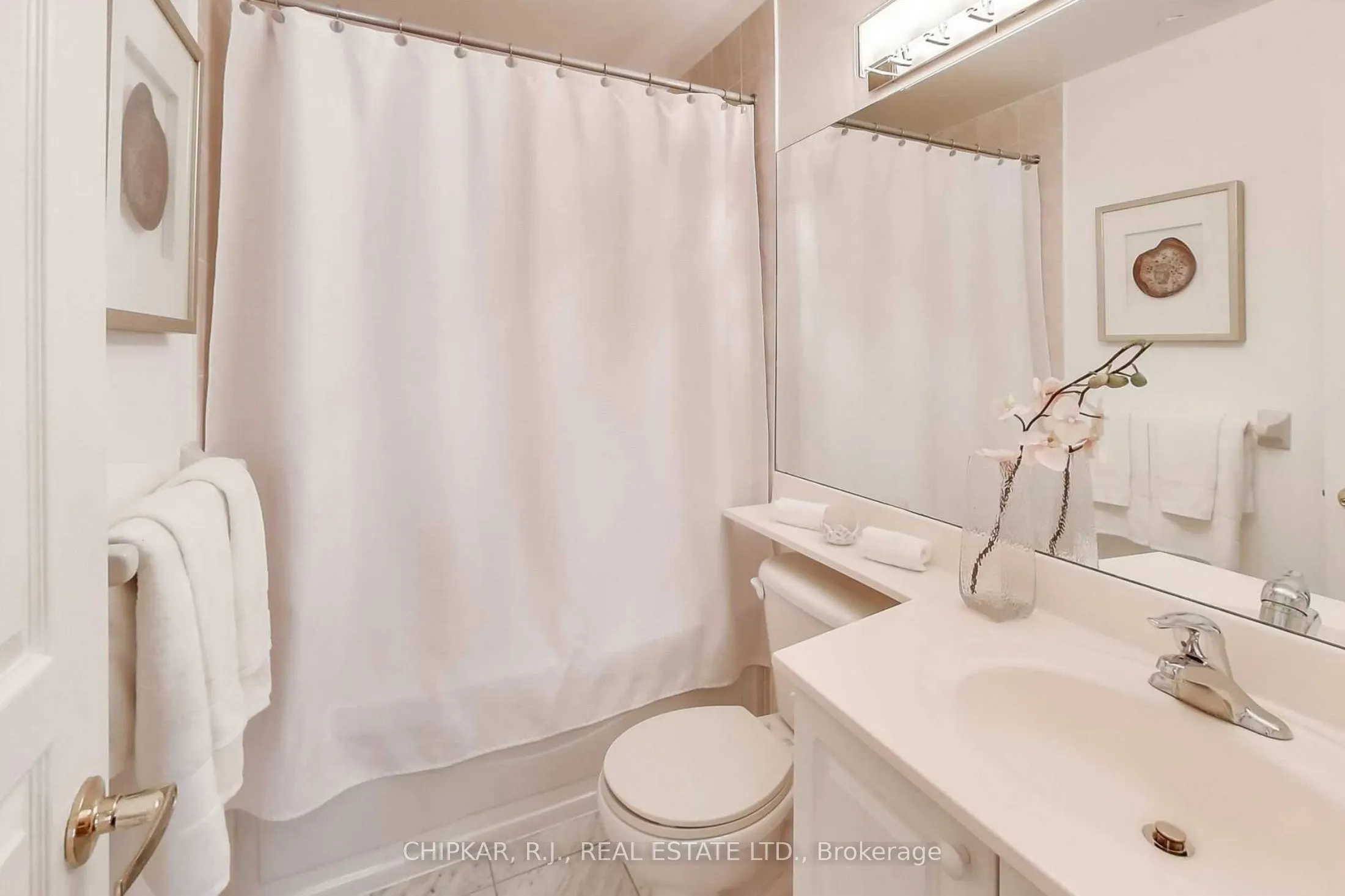 15 Northtown Way #220