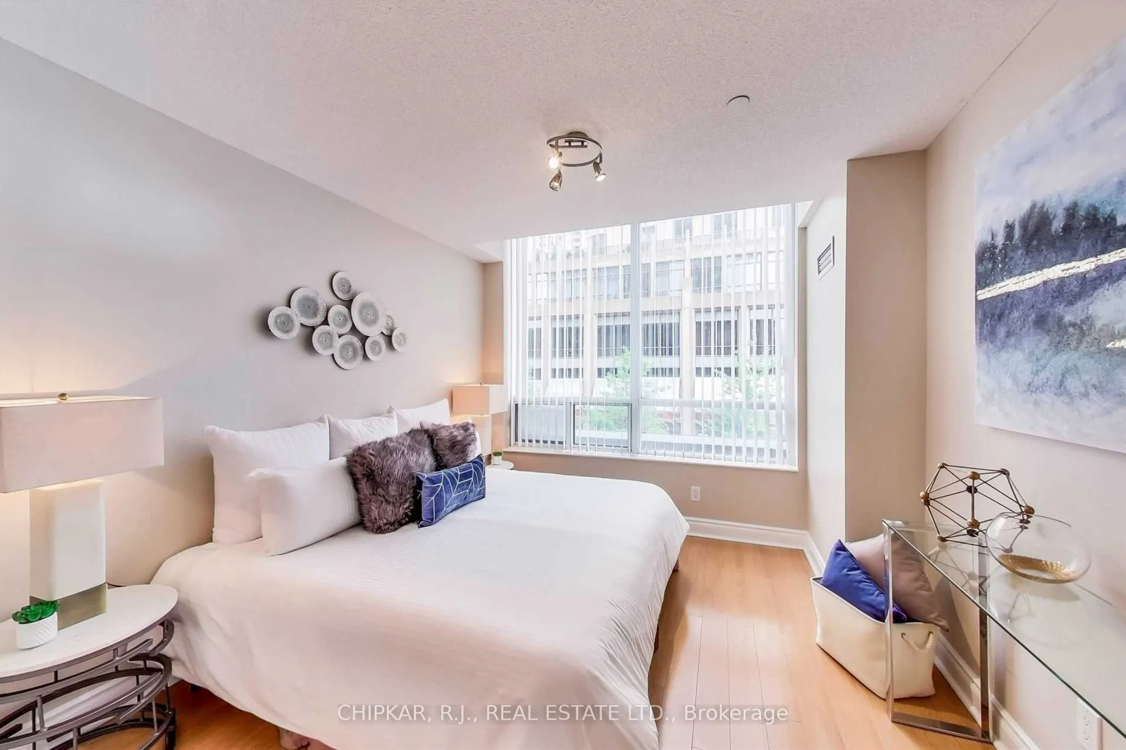 15 Northtown Way #220