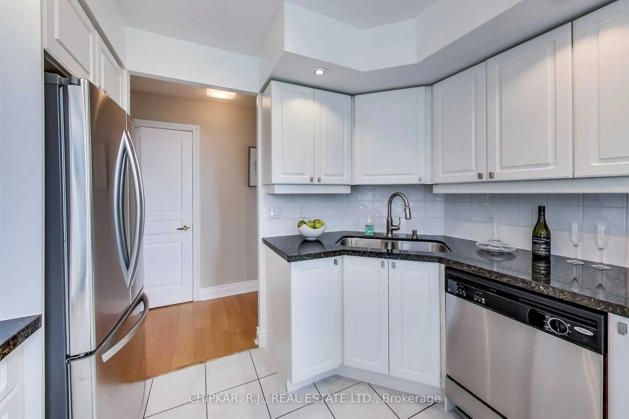 15 Northtown Way #220