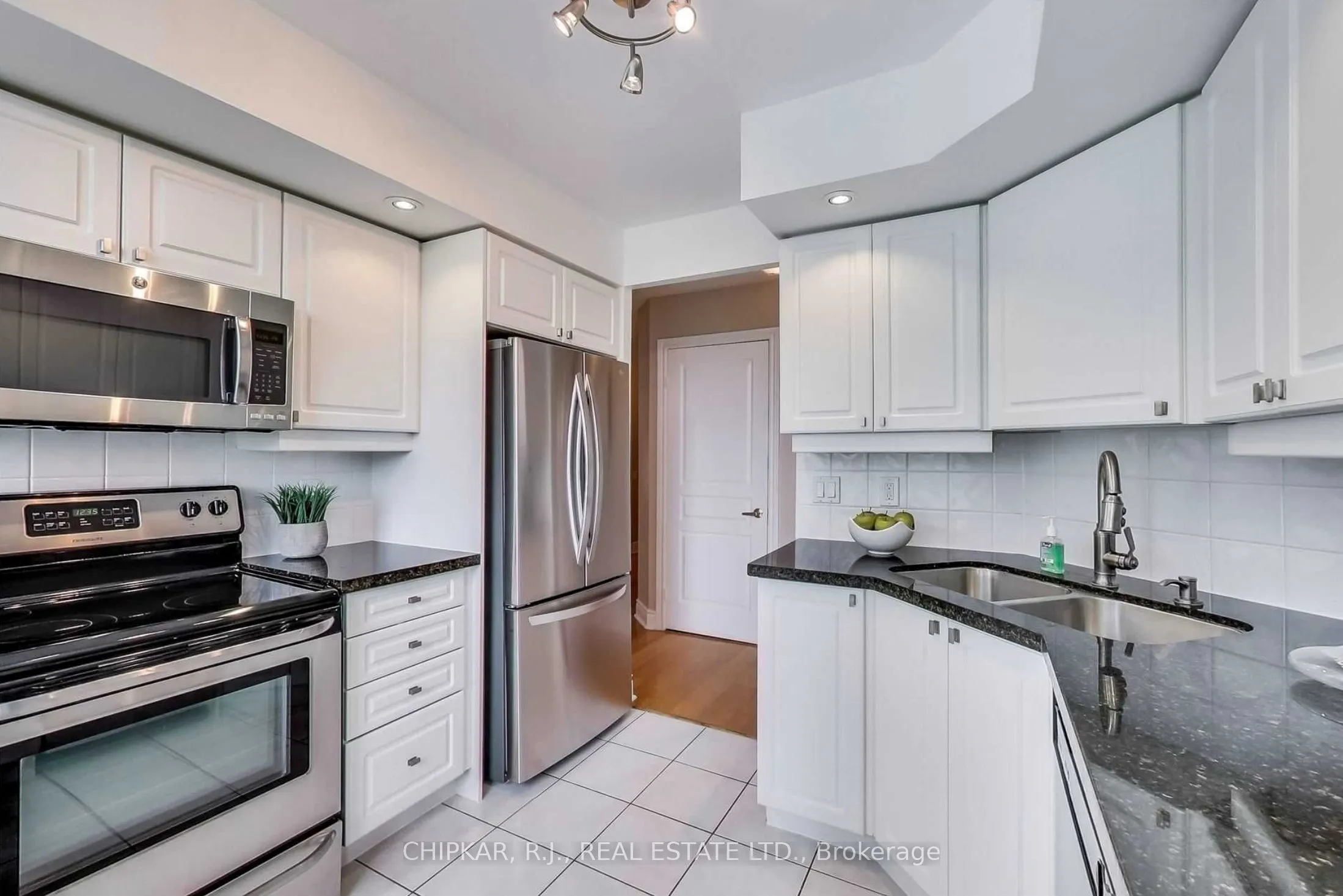 15 Northtown Way #220
