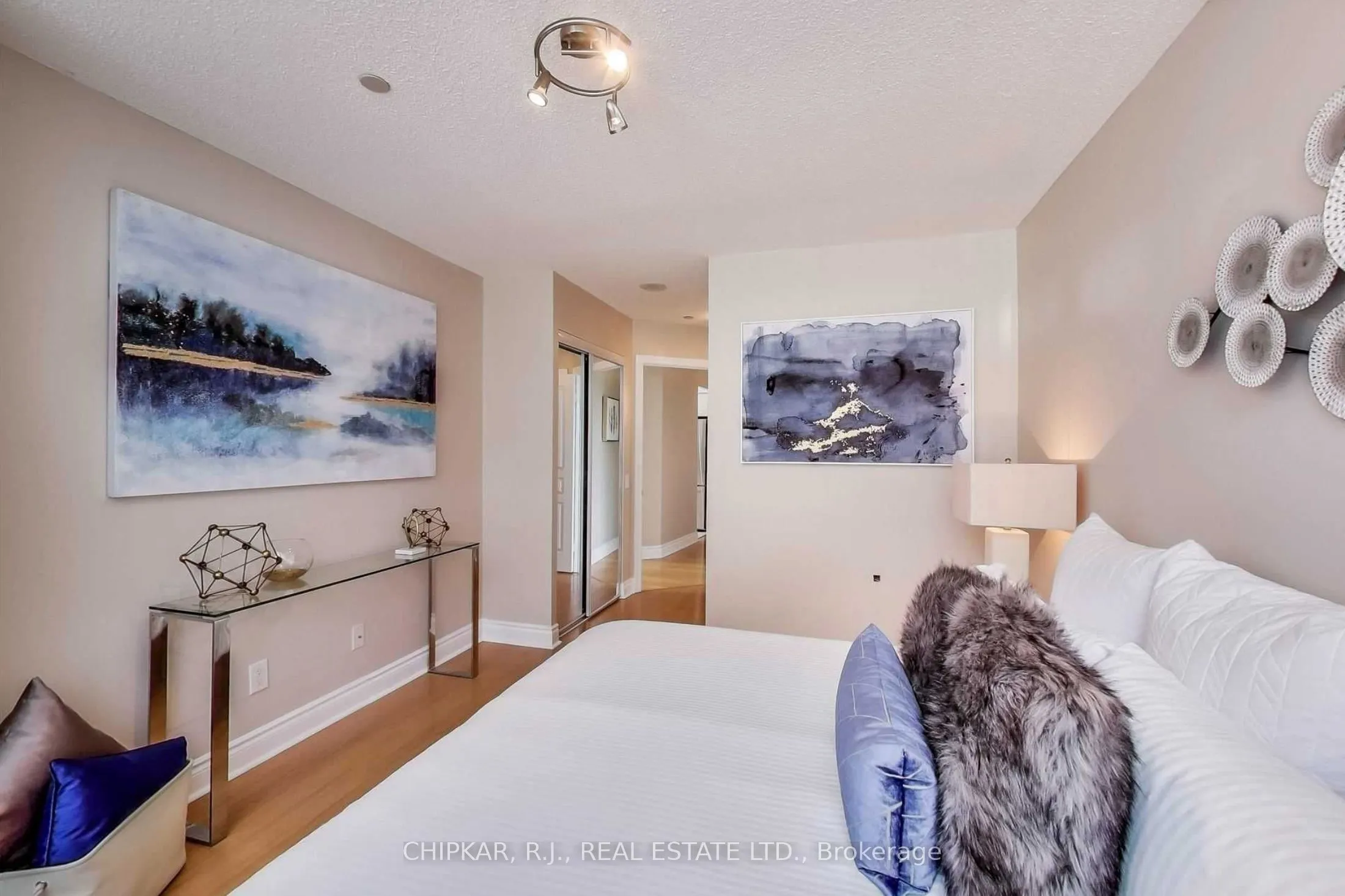 15 Northtown Way #220