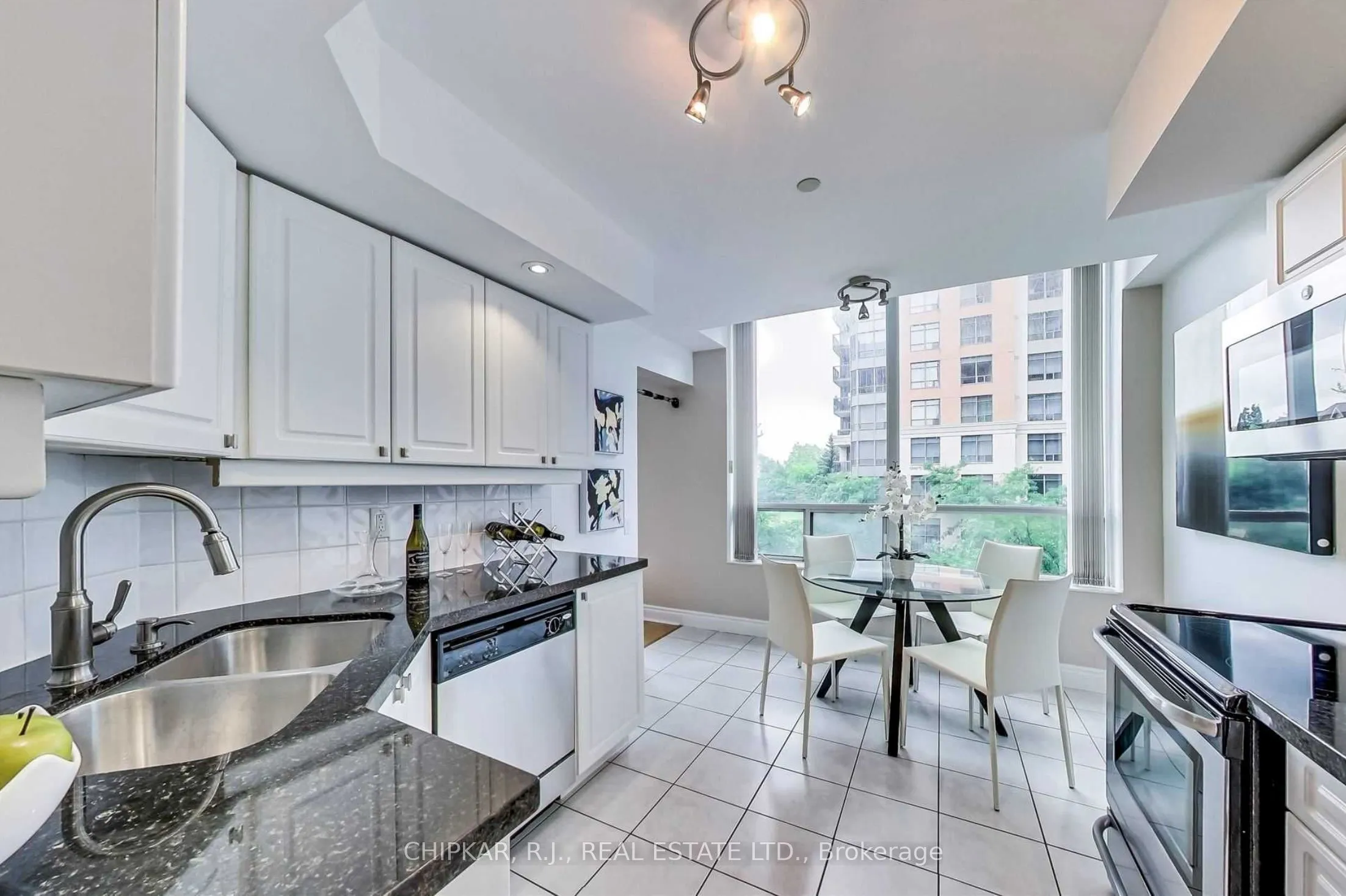15 Northtown Way #220