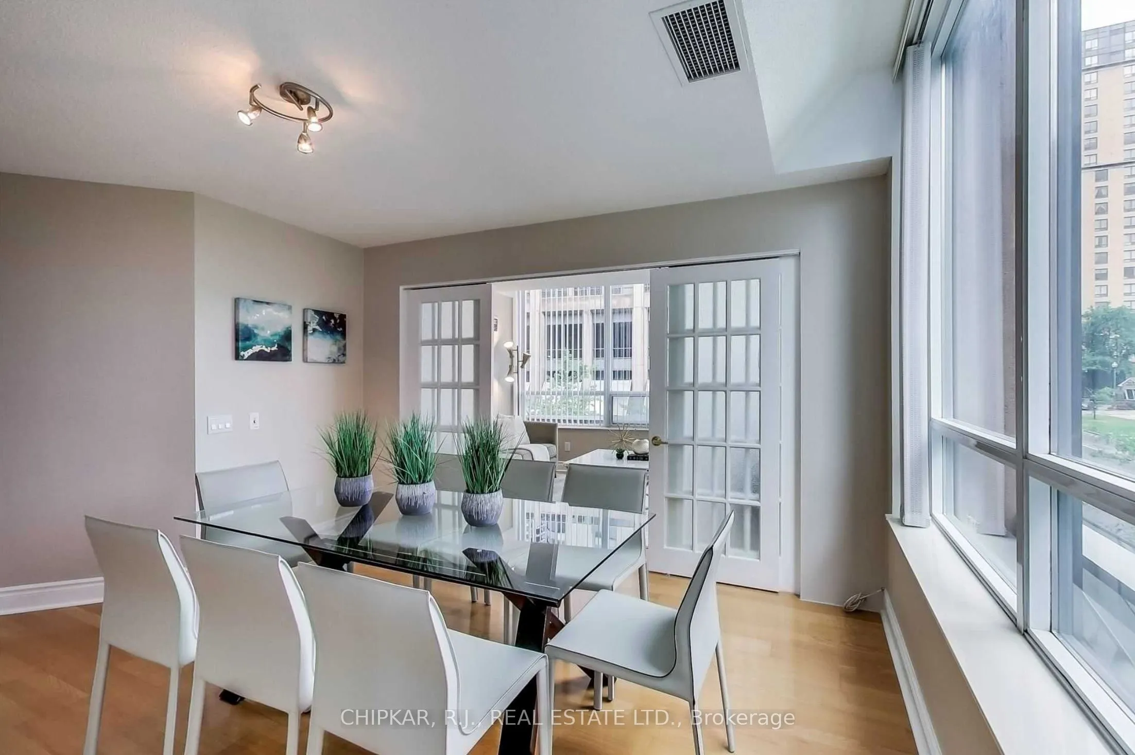 15 Northtown Way #220
