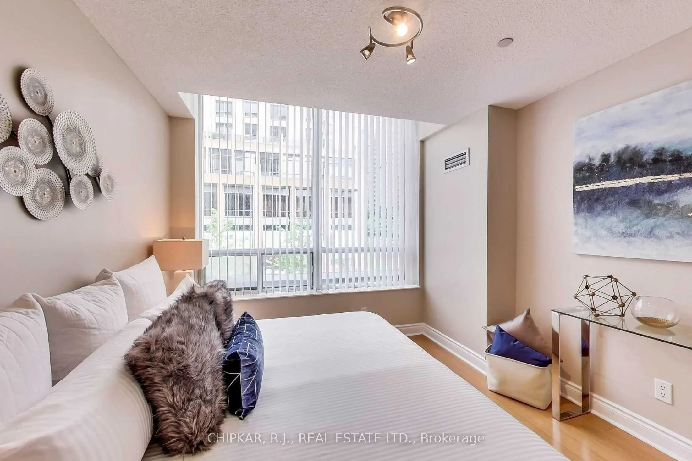 15 Northtown Way #220