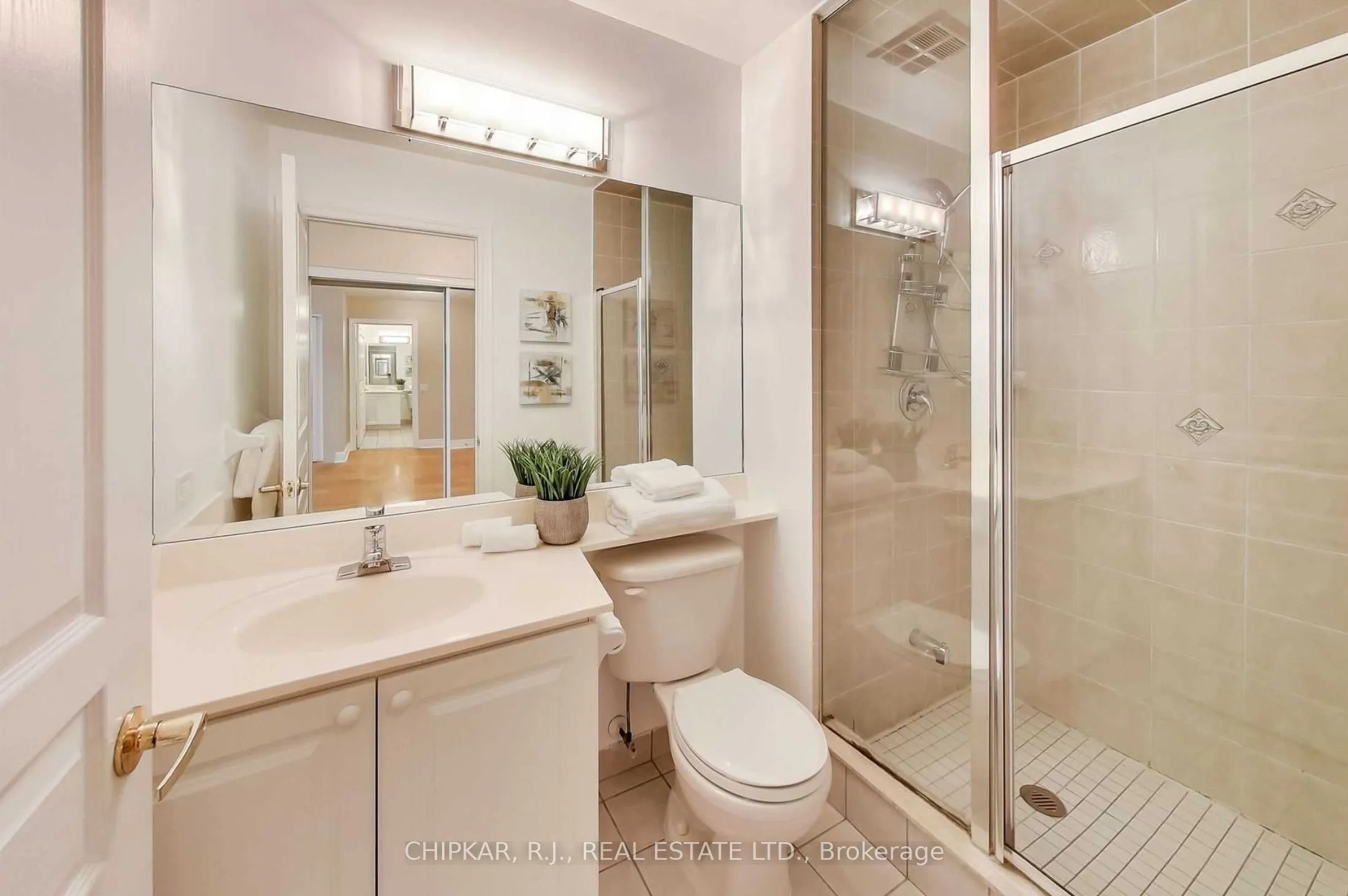 15 Northtown Way #220