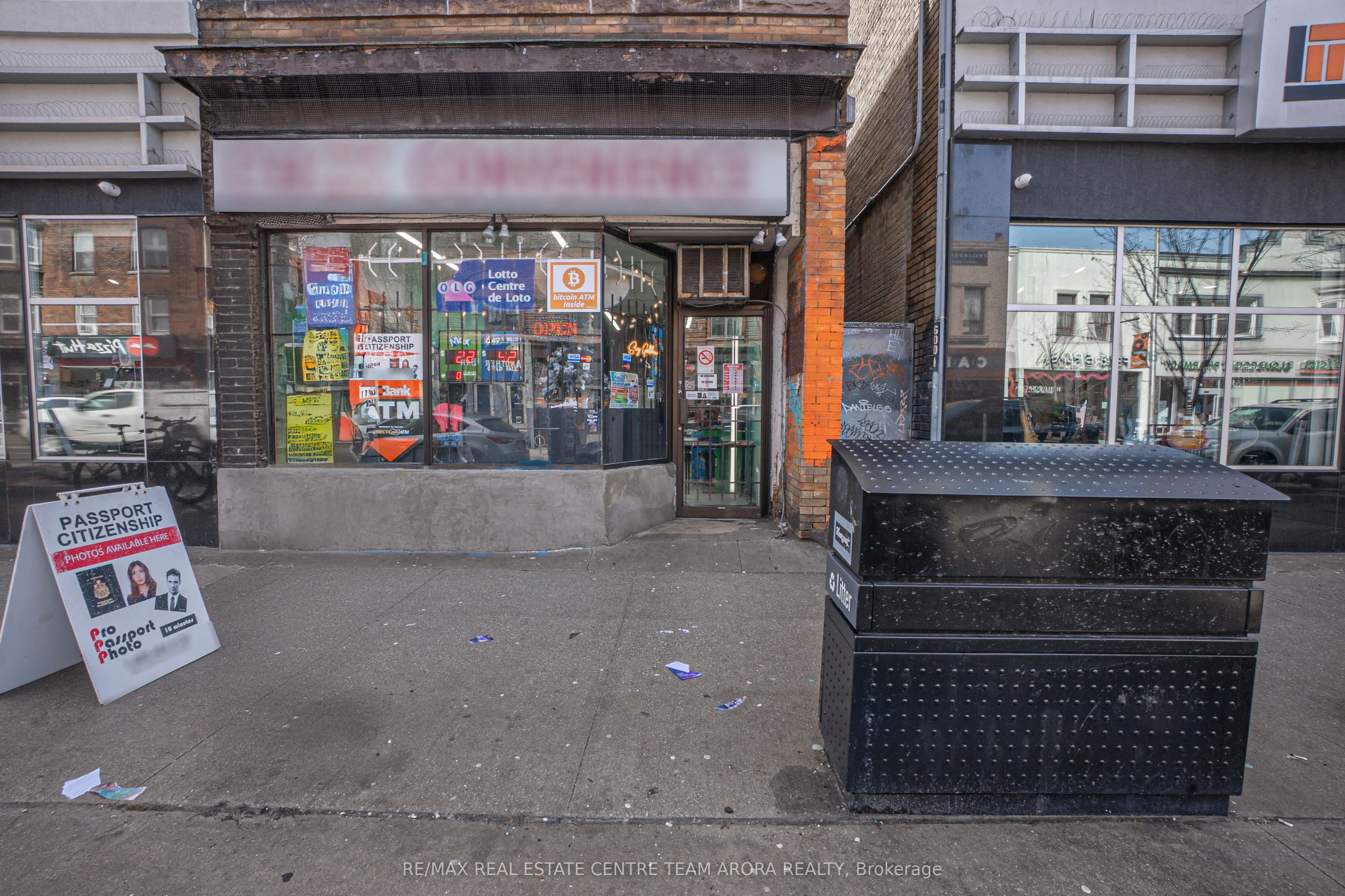 927 Bloor Street W