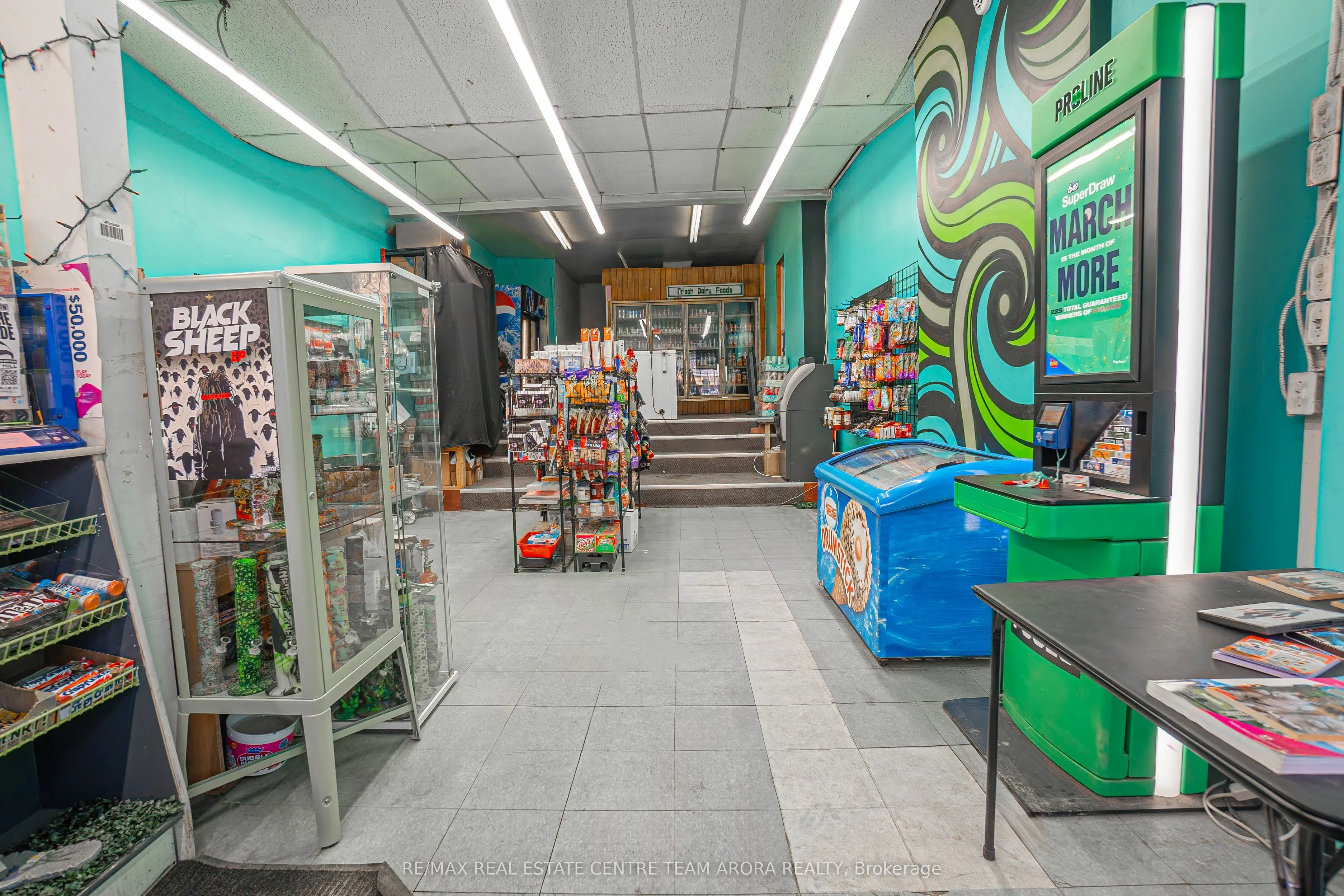 927 Bloor Street W