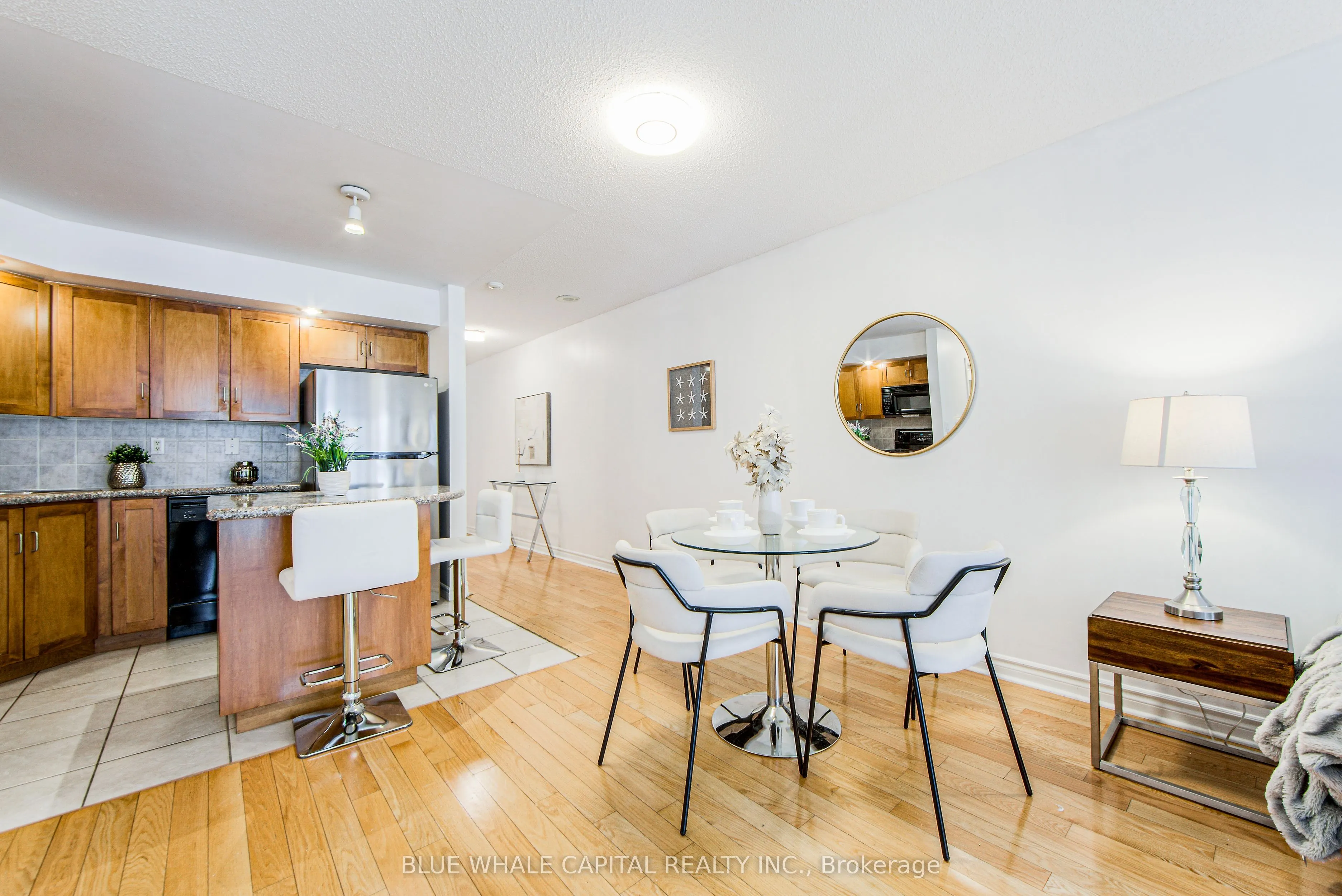 270 Wellington Street W, #1025