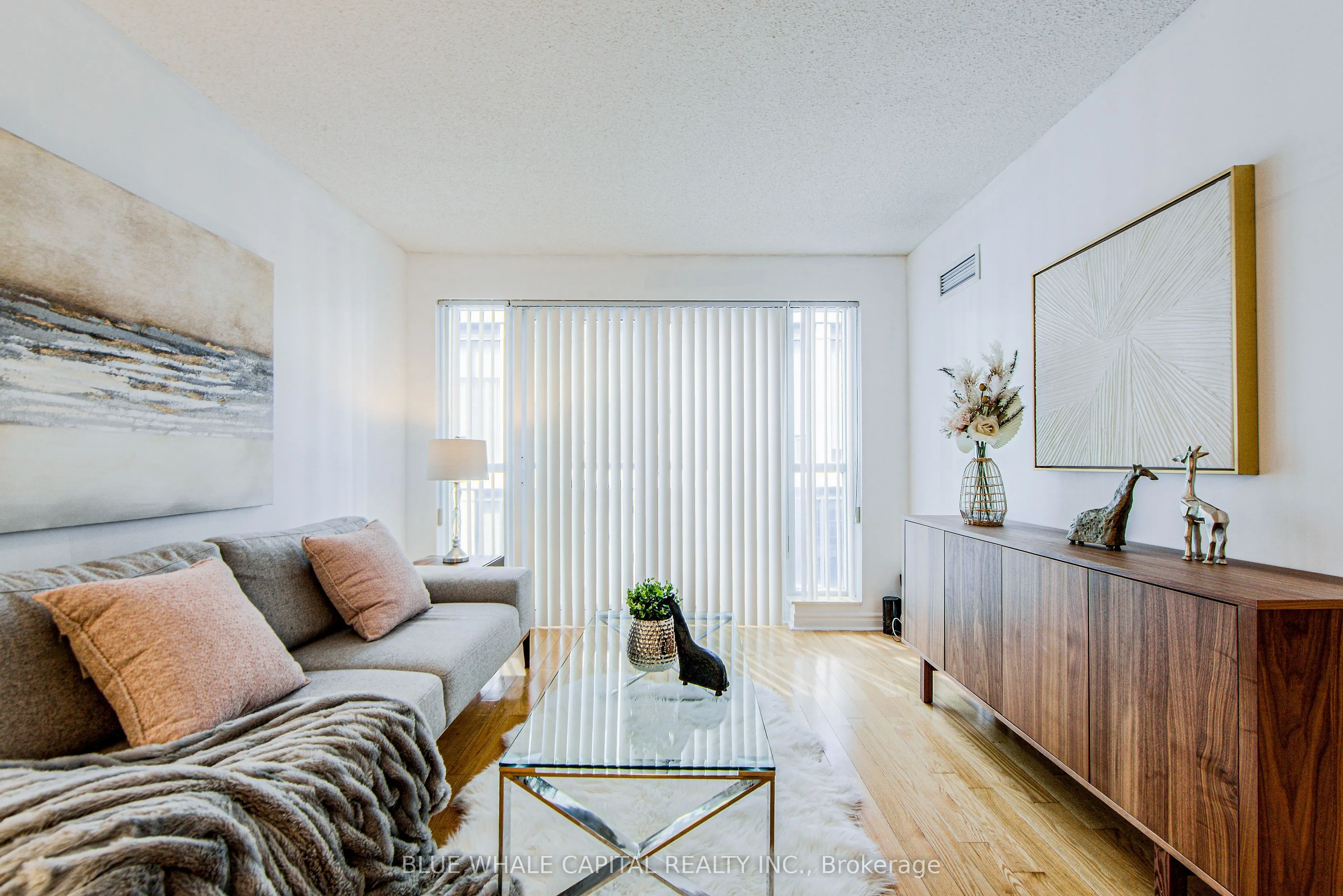 270 Wellington Street W, #1025
