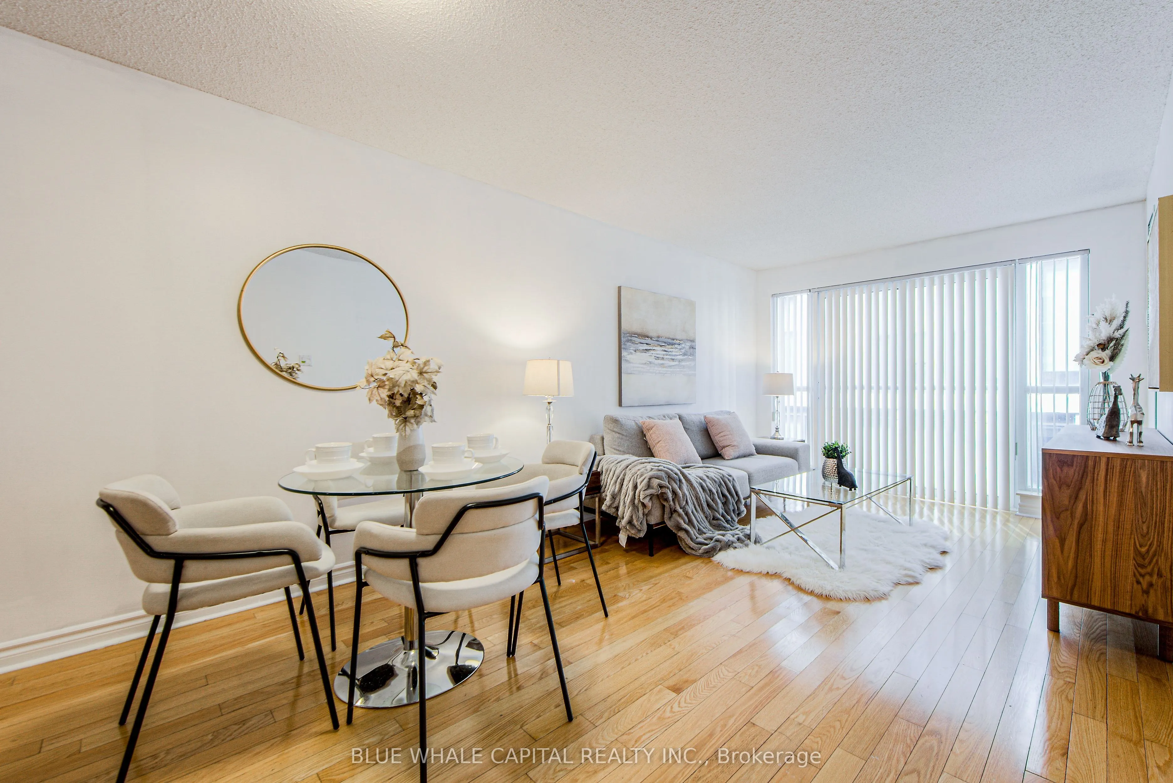 270 Wellington Street W, #1025