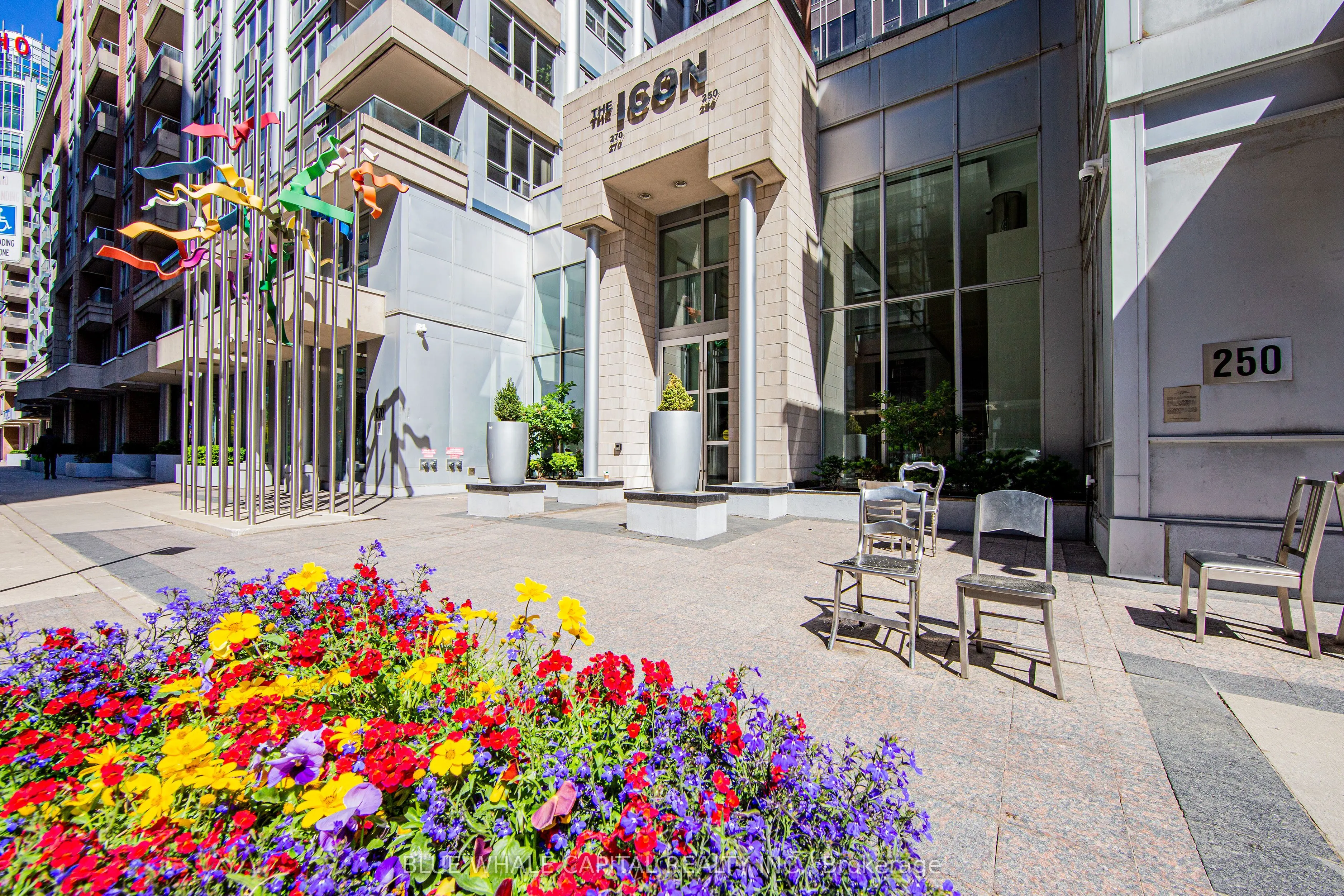 270 Wellington Street W, #1025