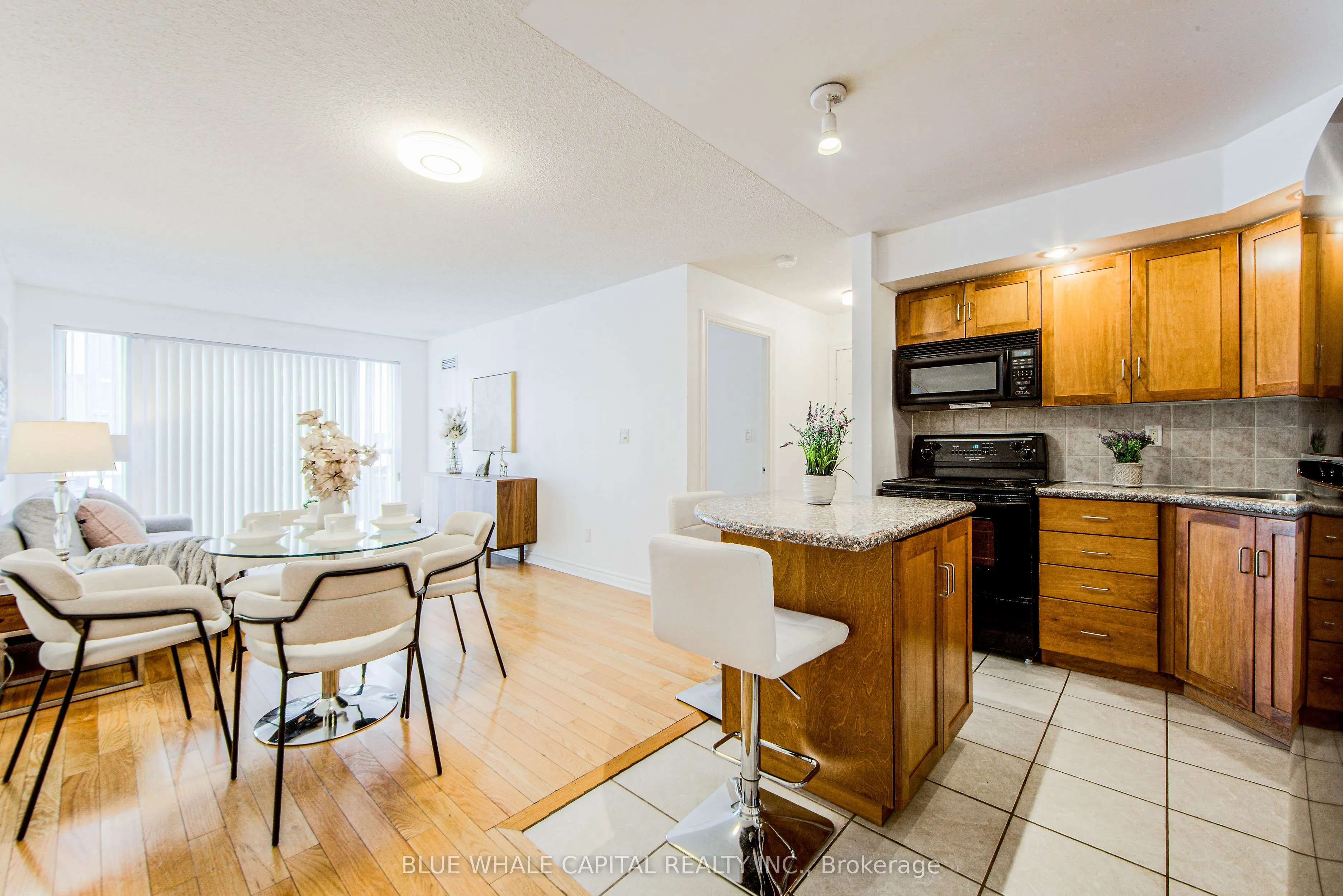 270 Wellington Street W, #1025