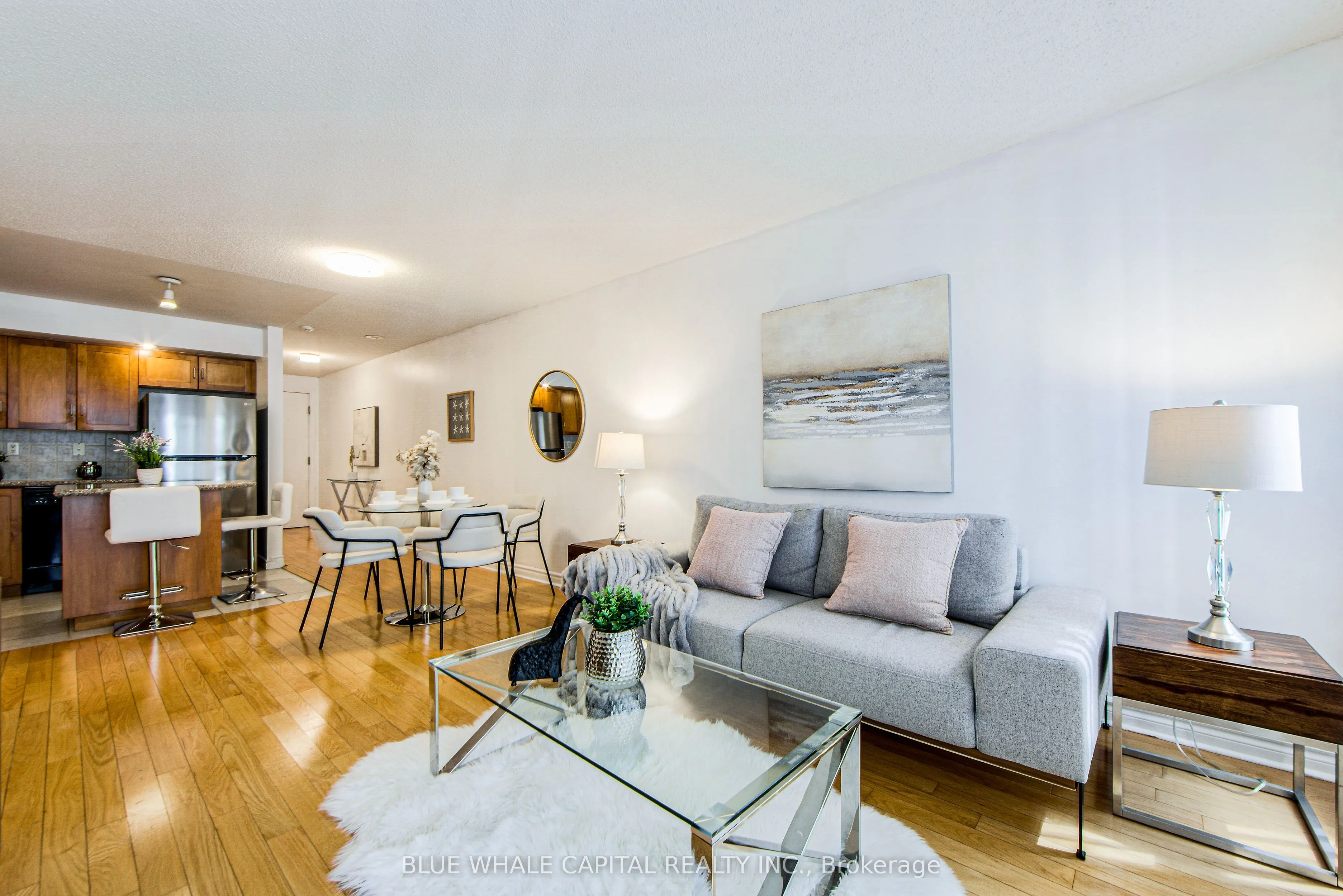 270 Wellington Street W, #1025