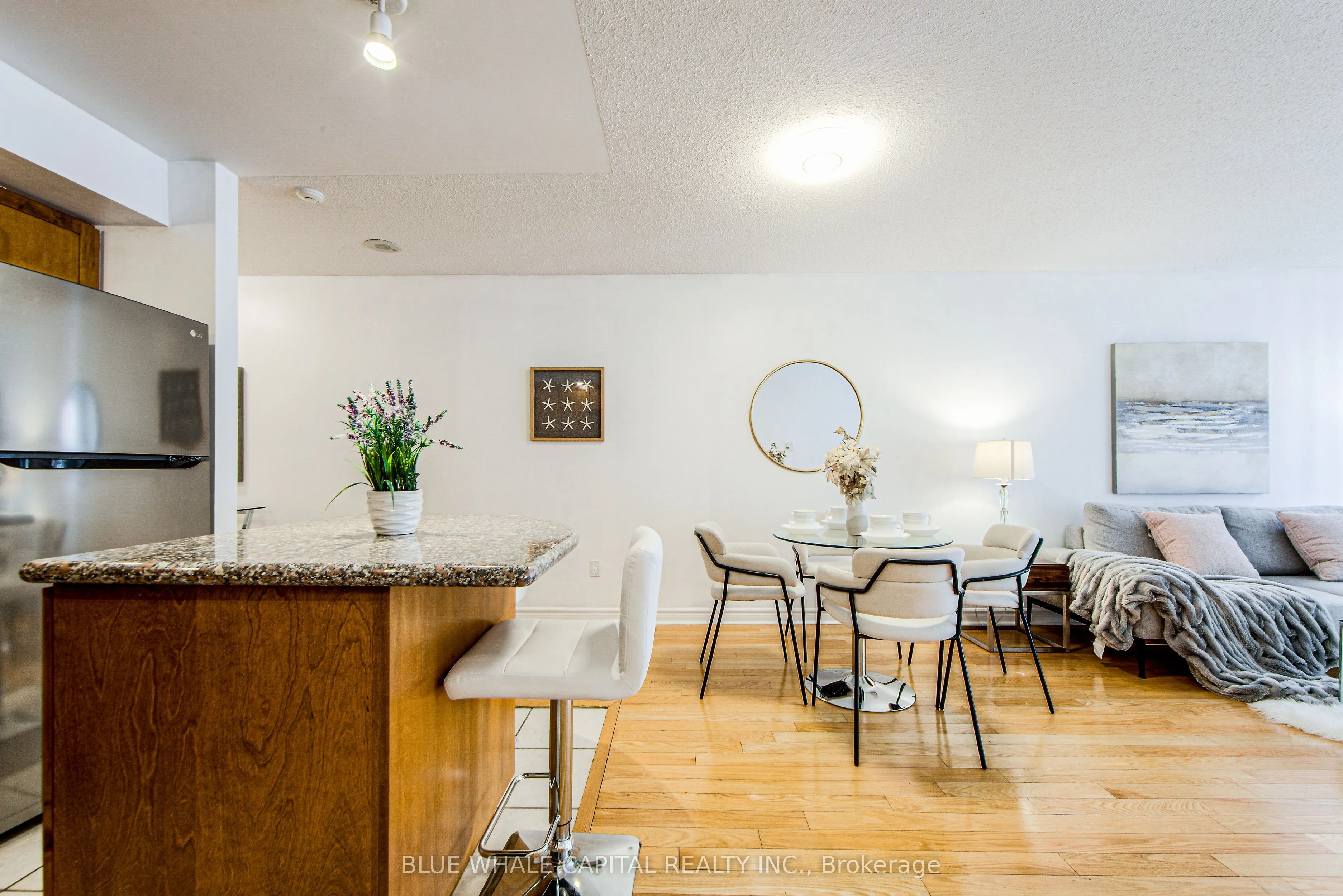 270 Wellington Street W, #1025
