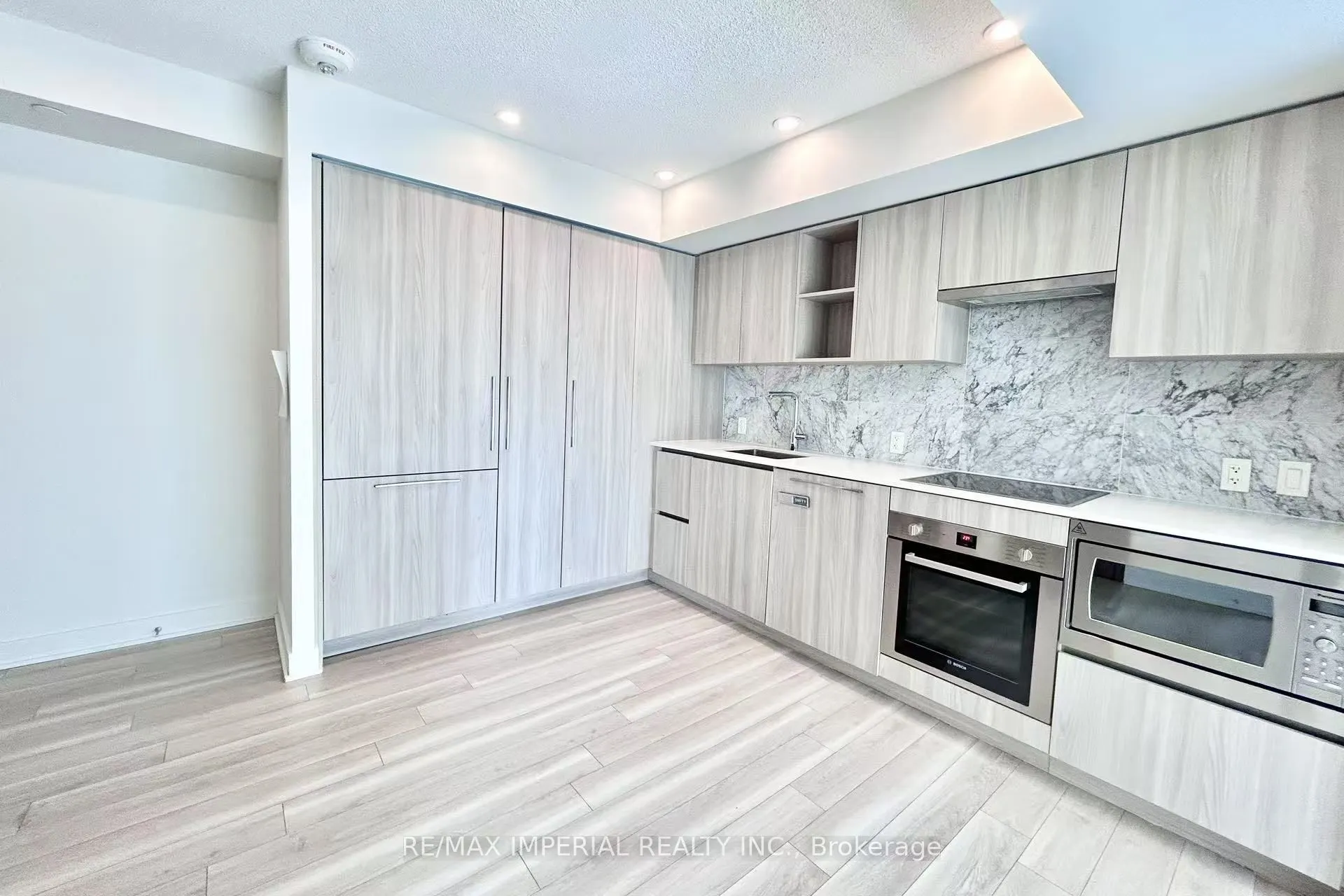 19 Bathurst Street, #611