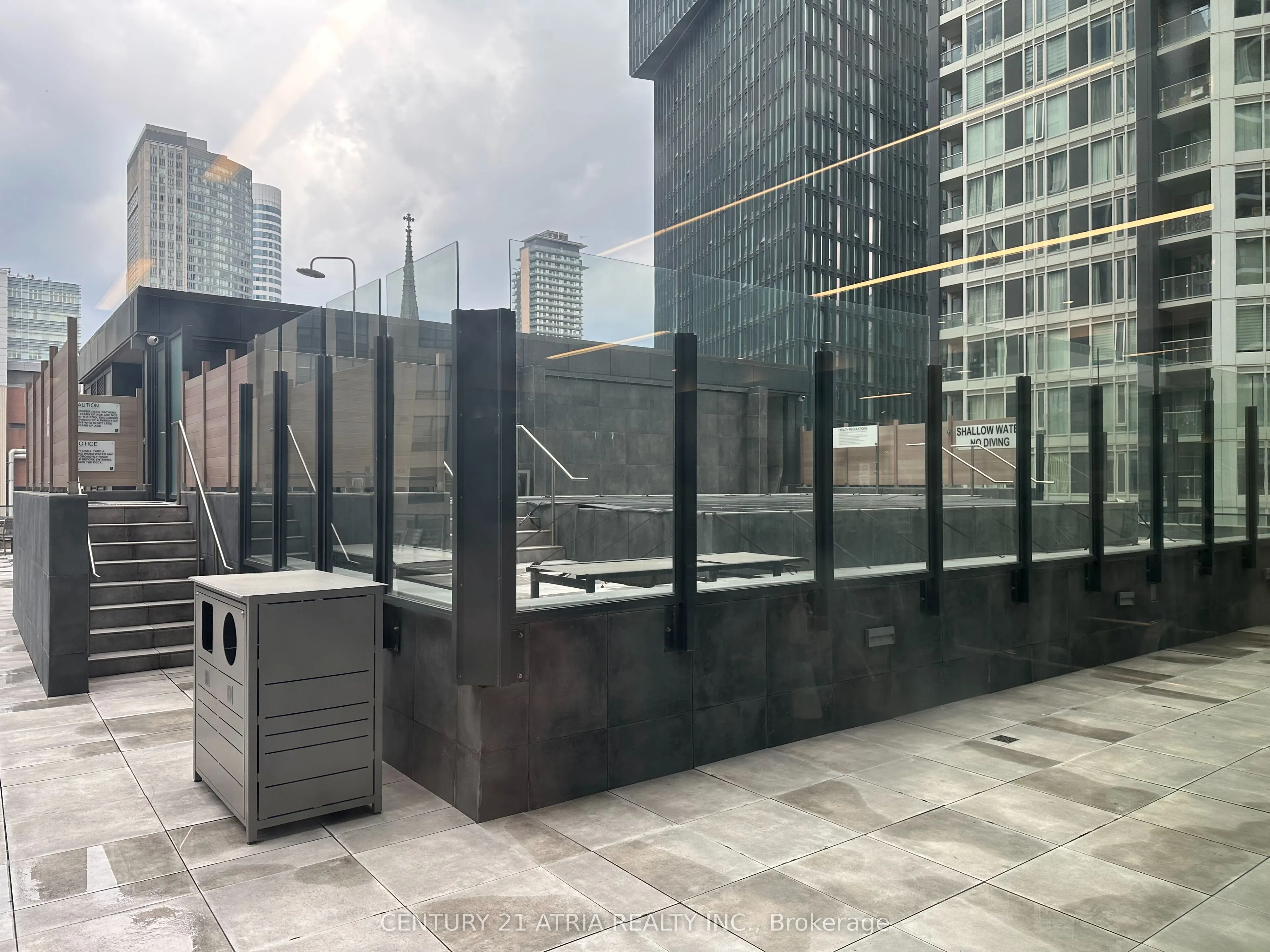 77 shuter Street, #725
