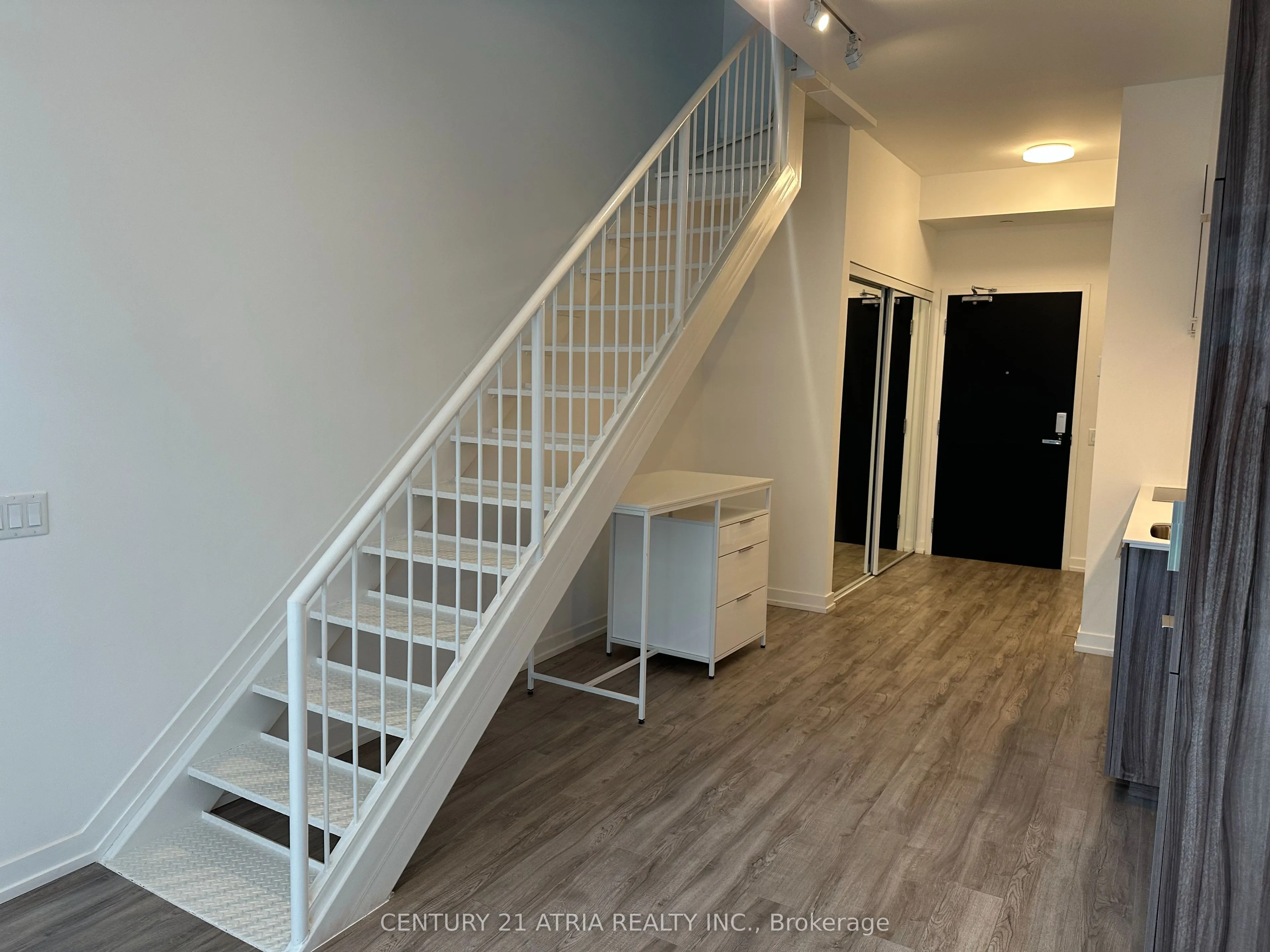 77 shuter Street, #725