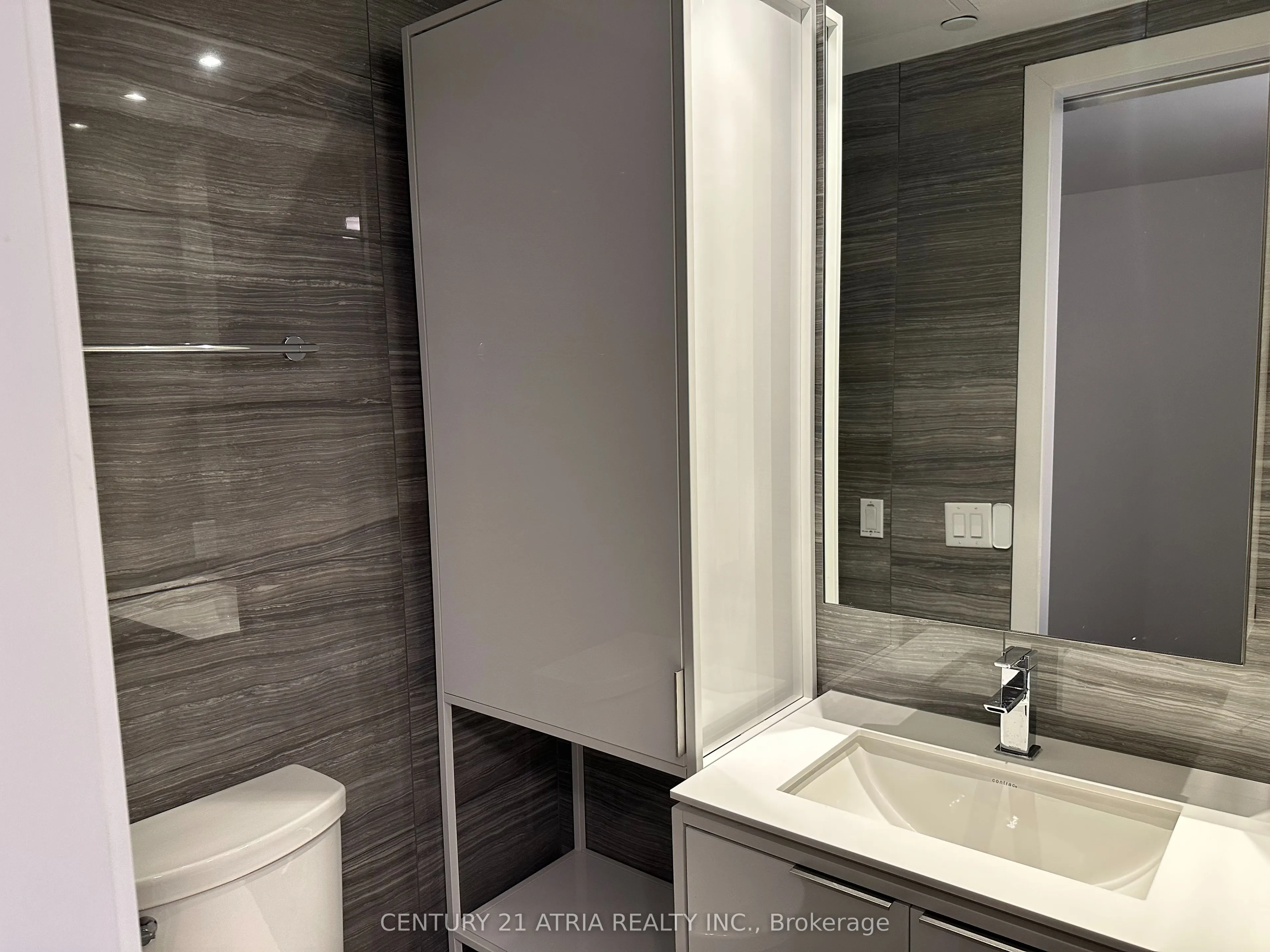 77 shuter Street, #725