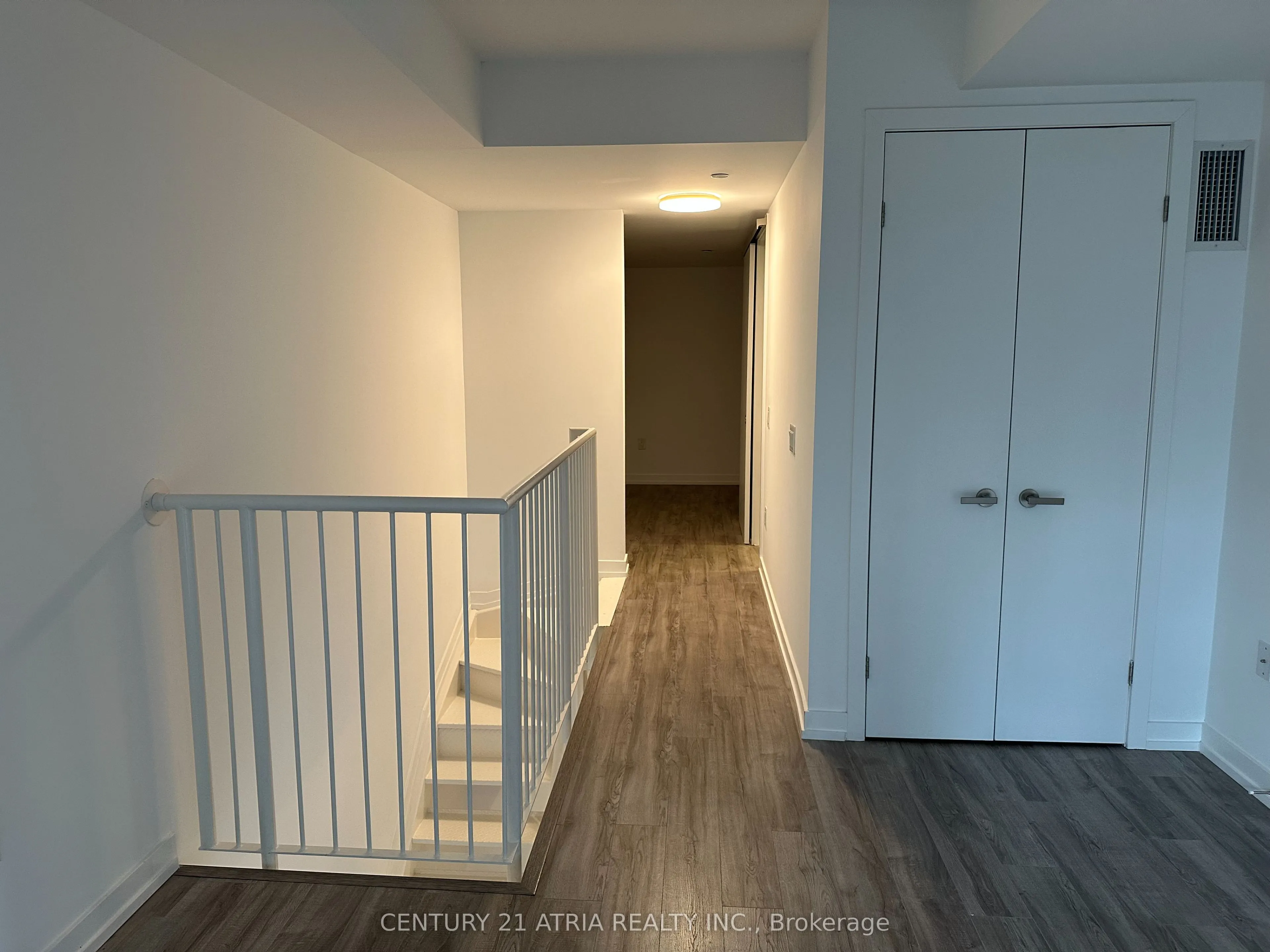 77 shuter Street, #725