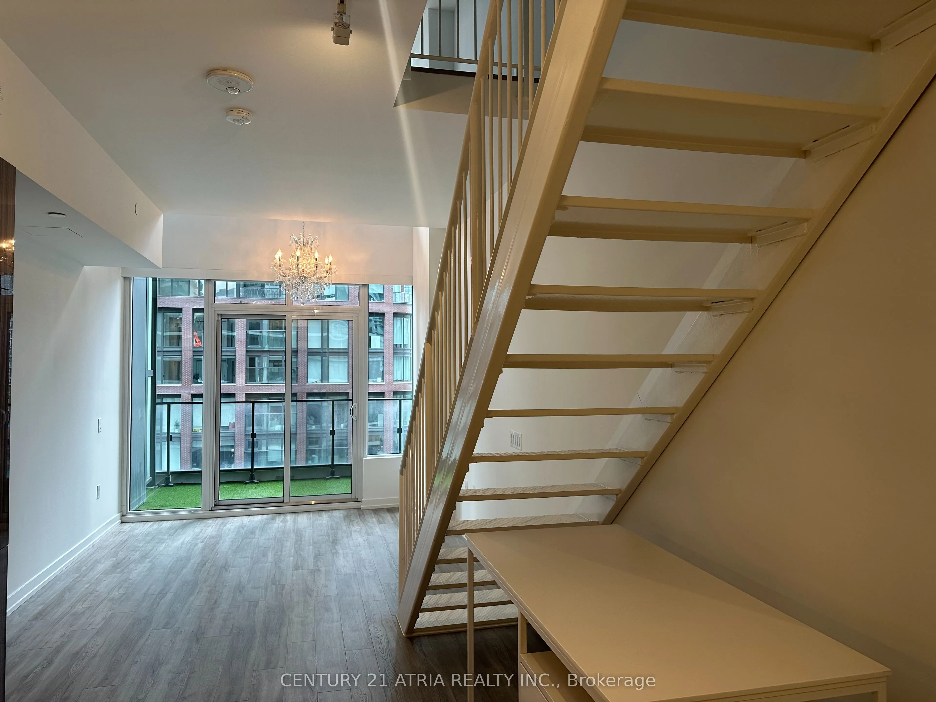 77 shuter Street, #725