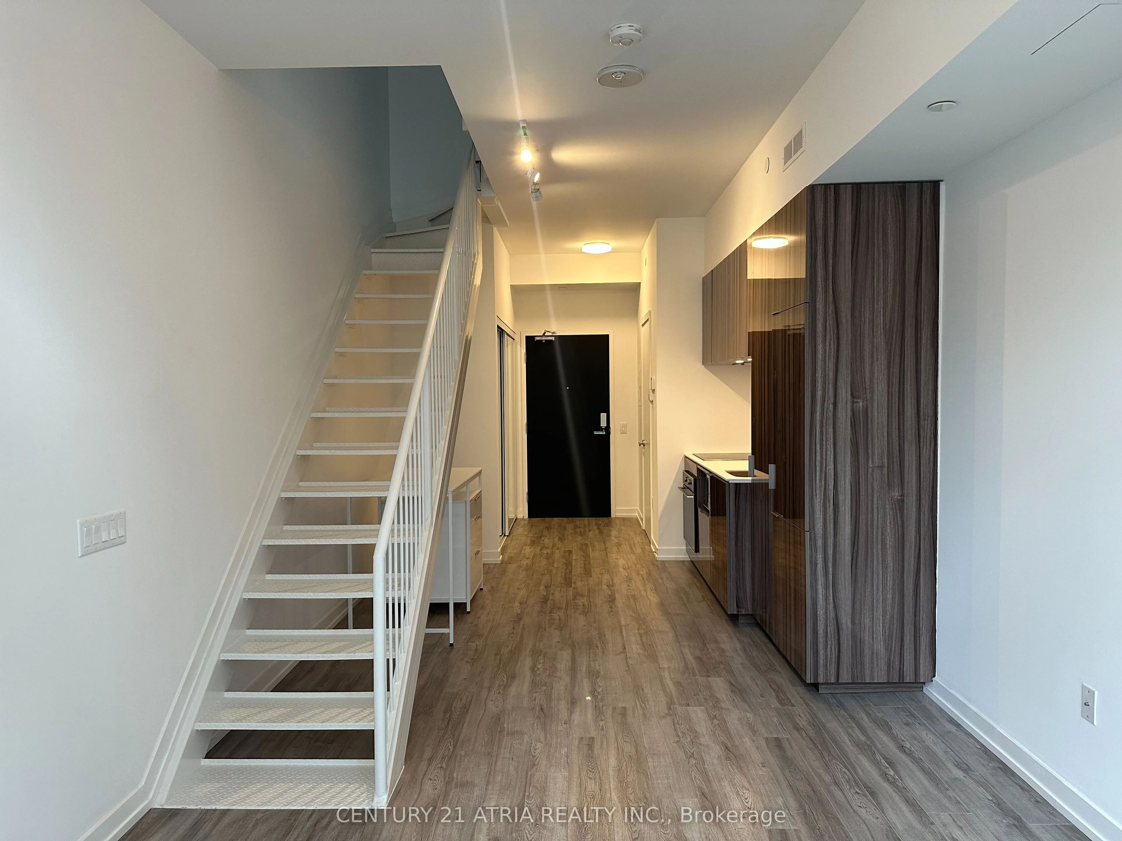 77 shuter Street, #725