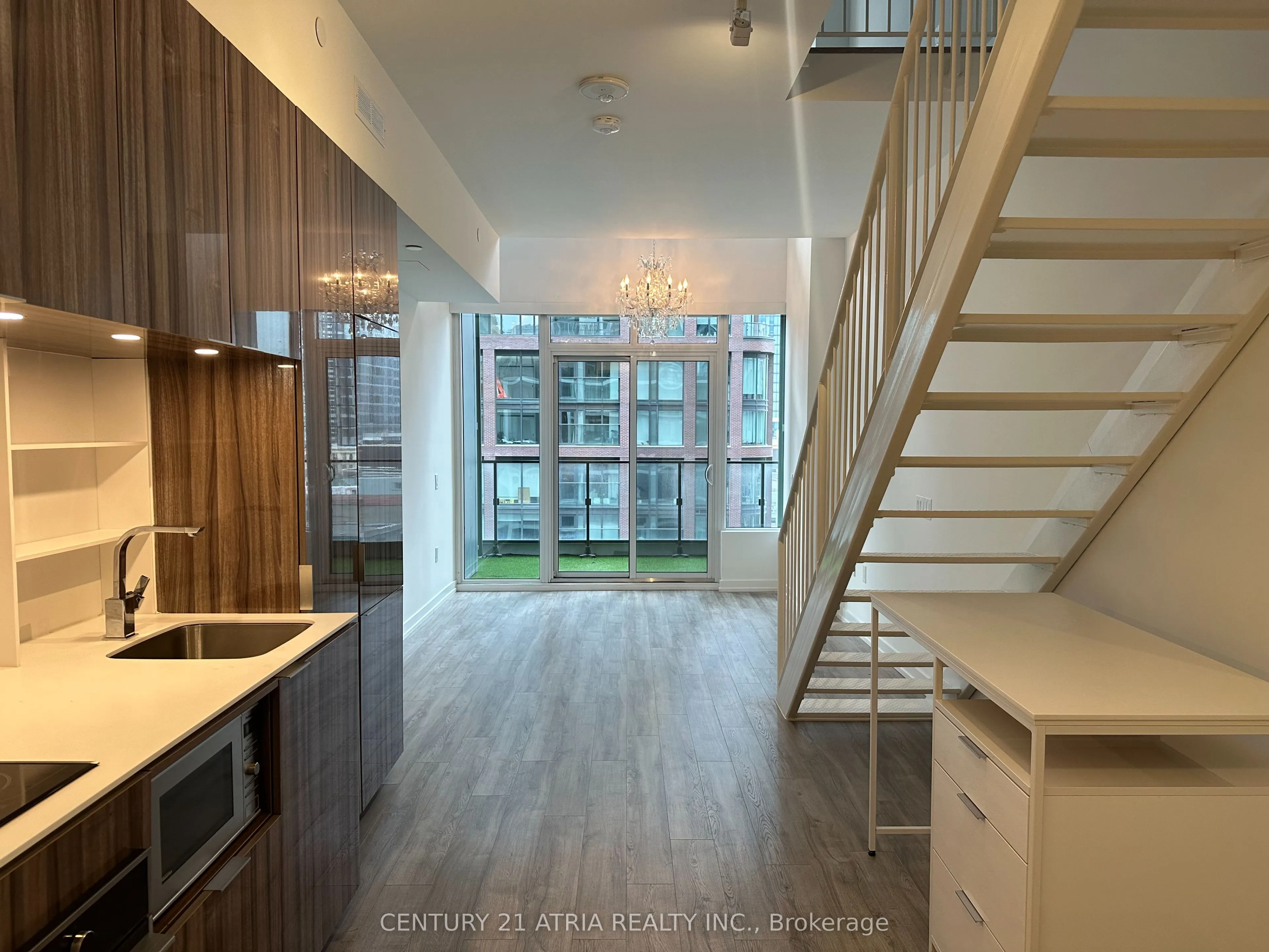 77 shuter Street, #725