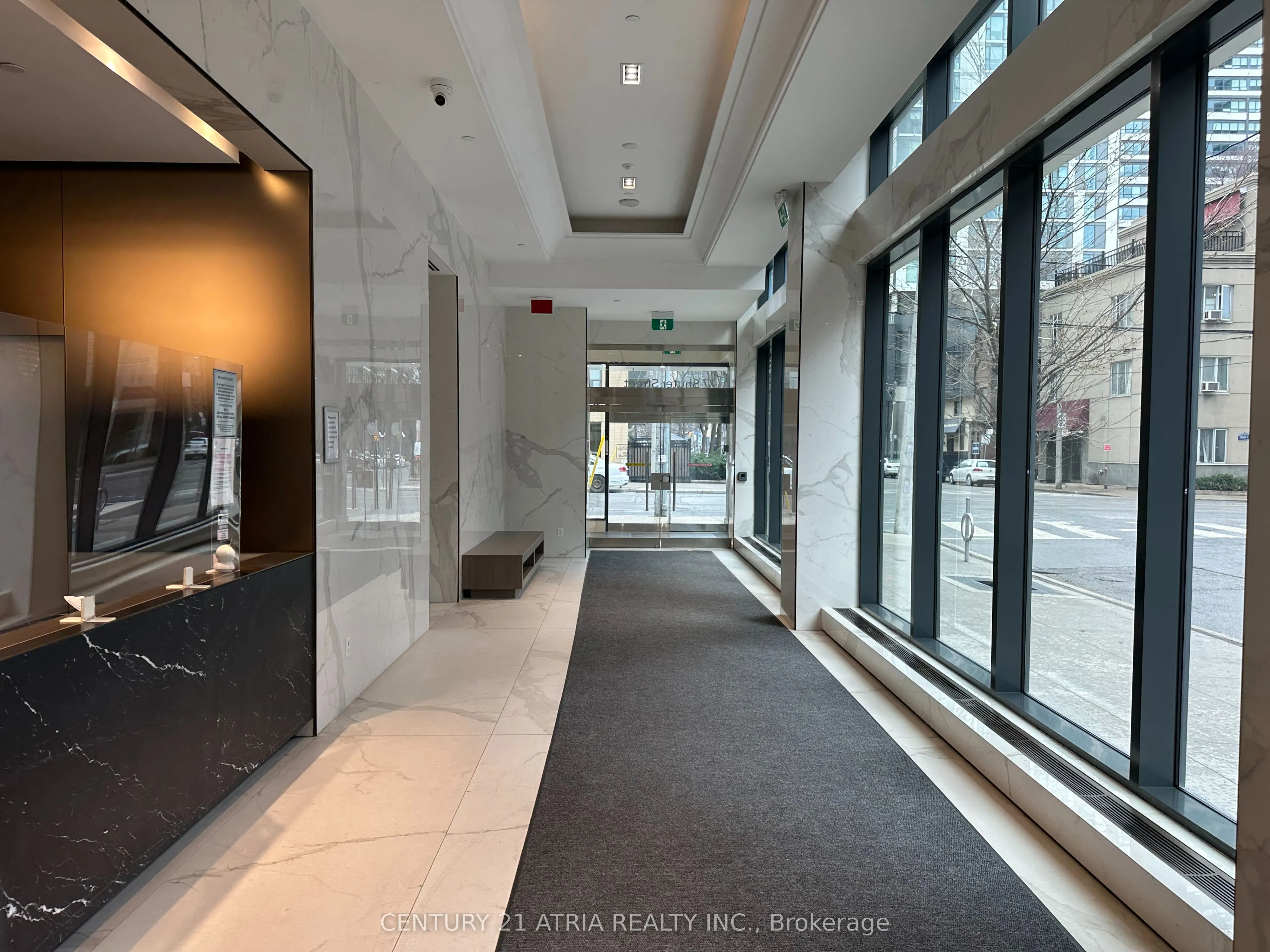 77 shuter Street, #725