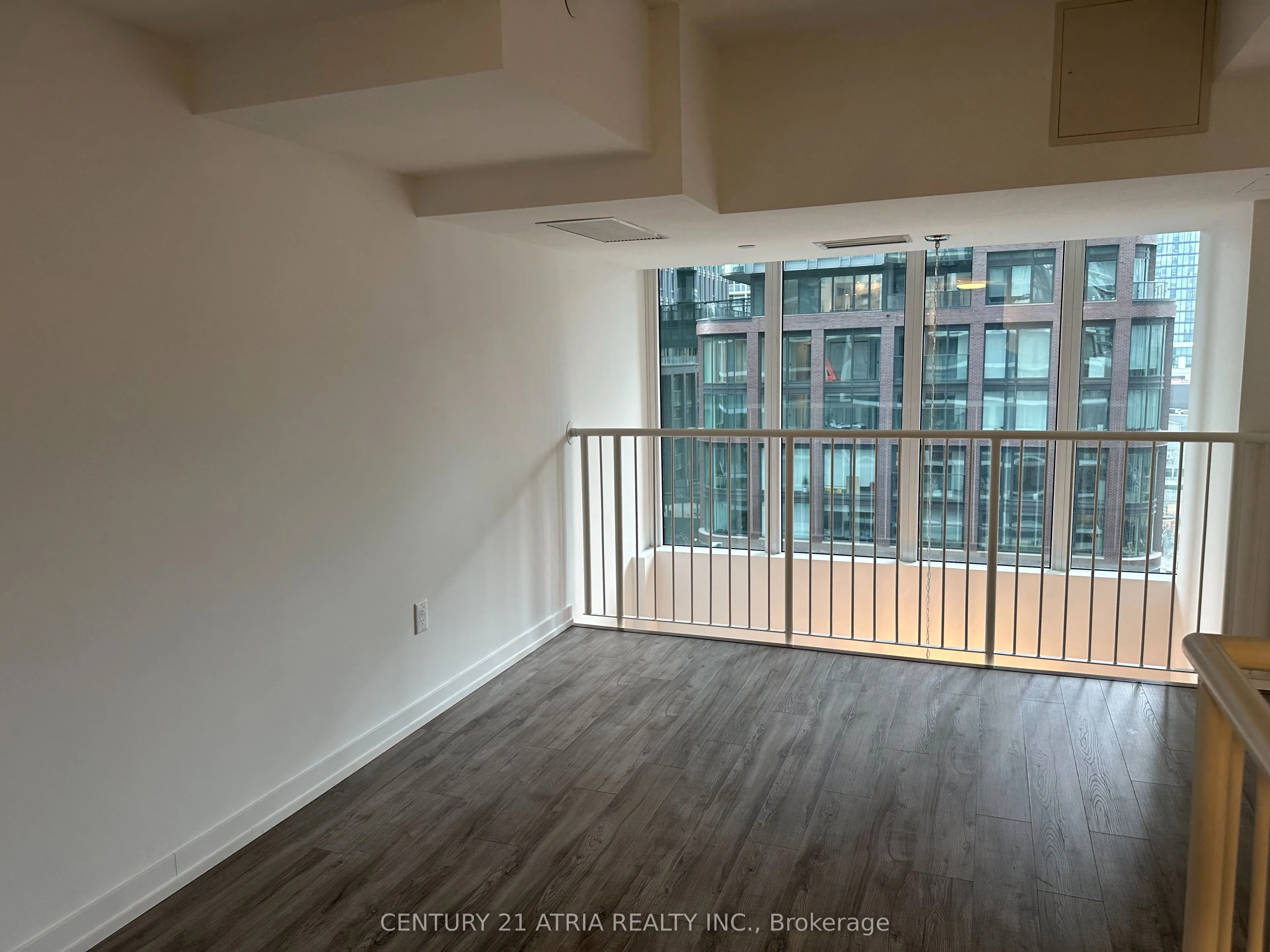 77 shuter Street, #725