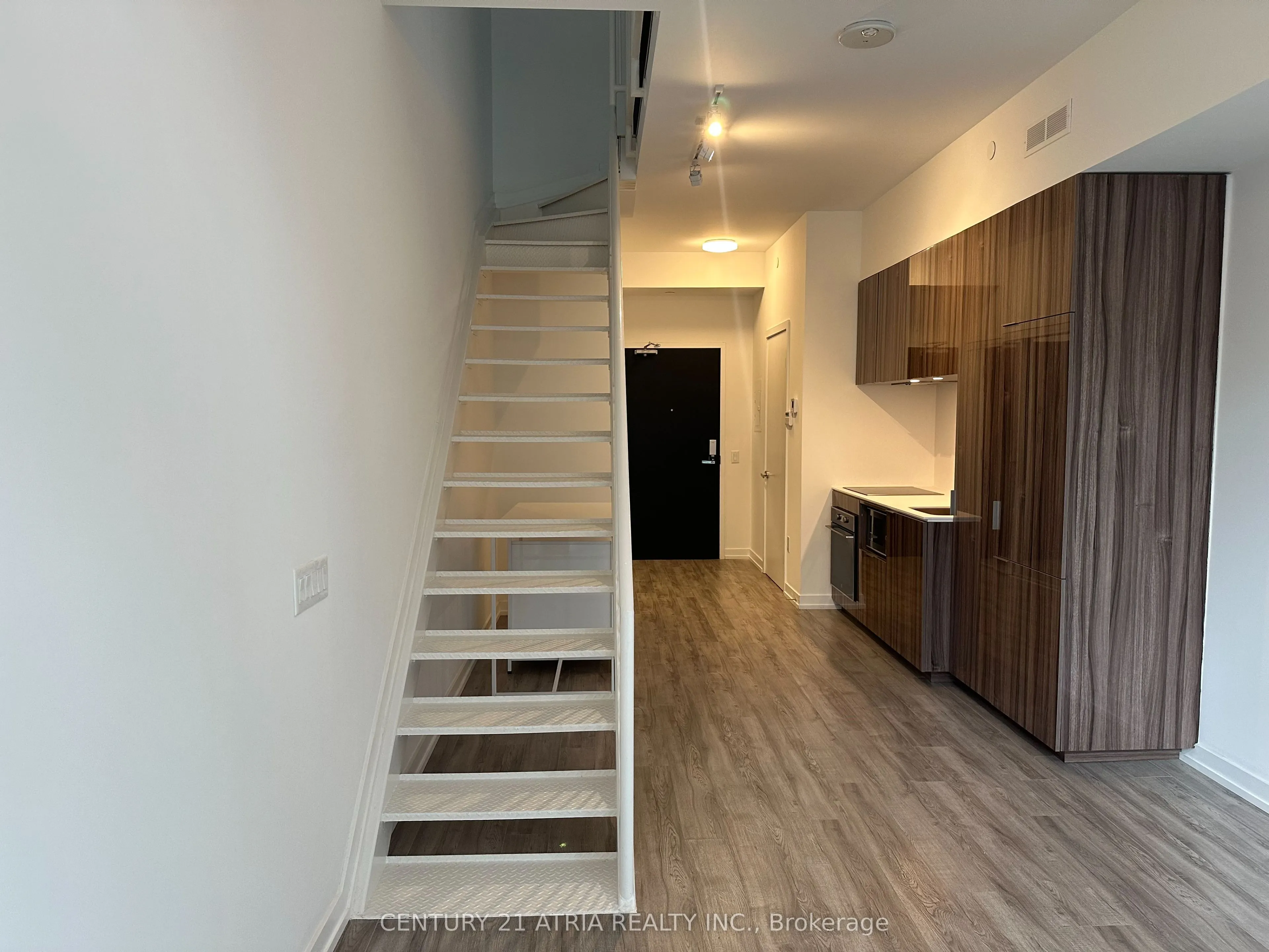 77 shuter Street, #725