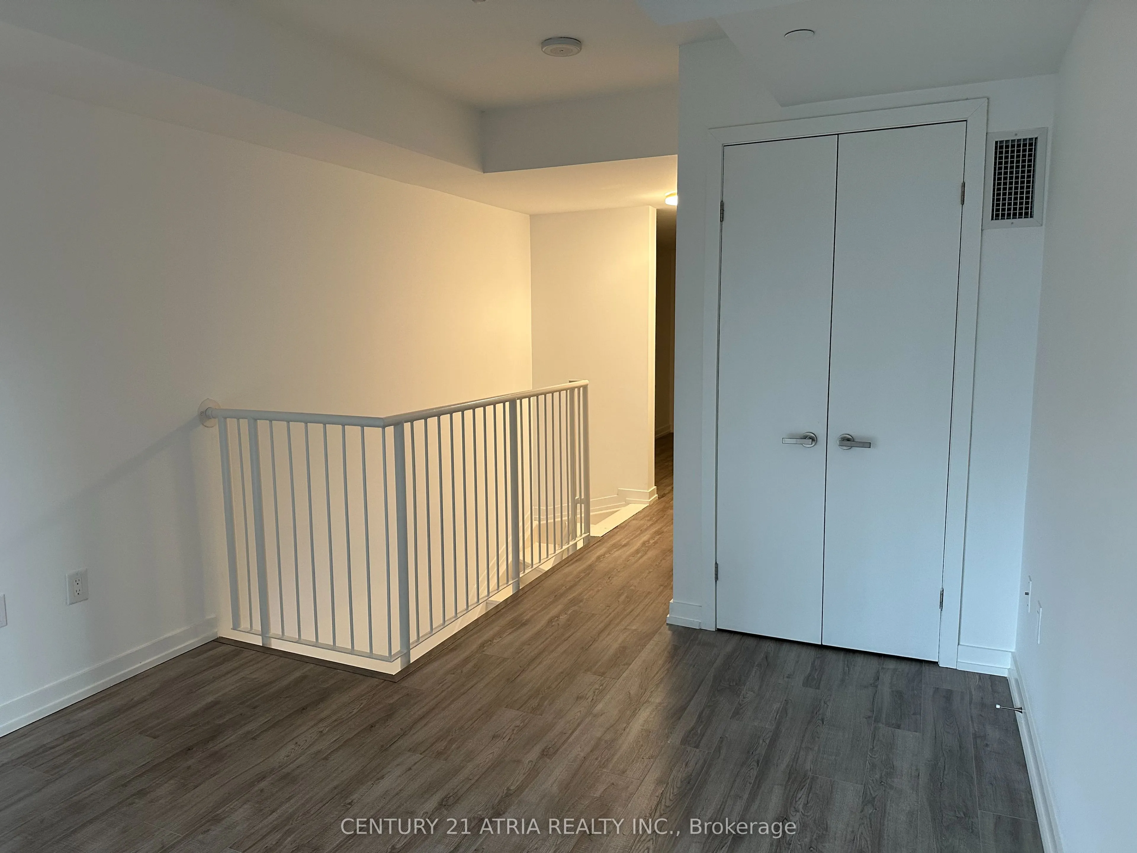 77 shuter Street, #725