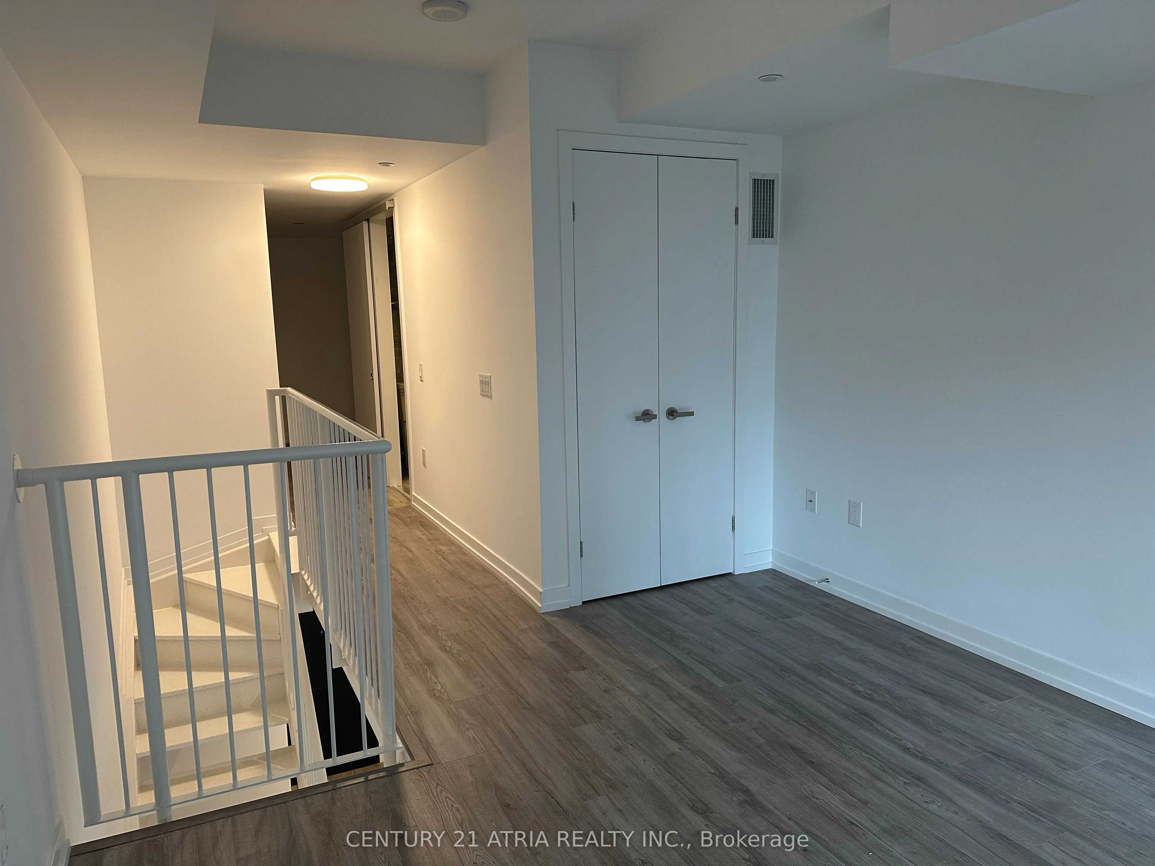 77 shuter Street, #725
