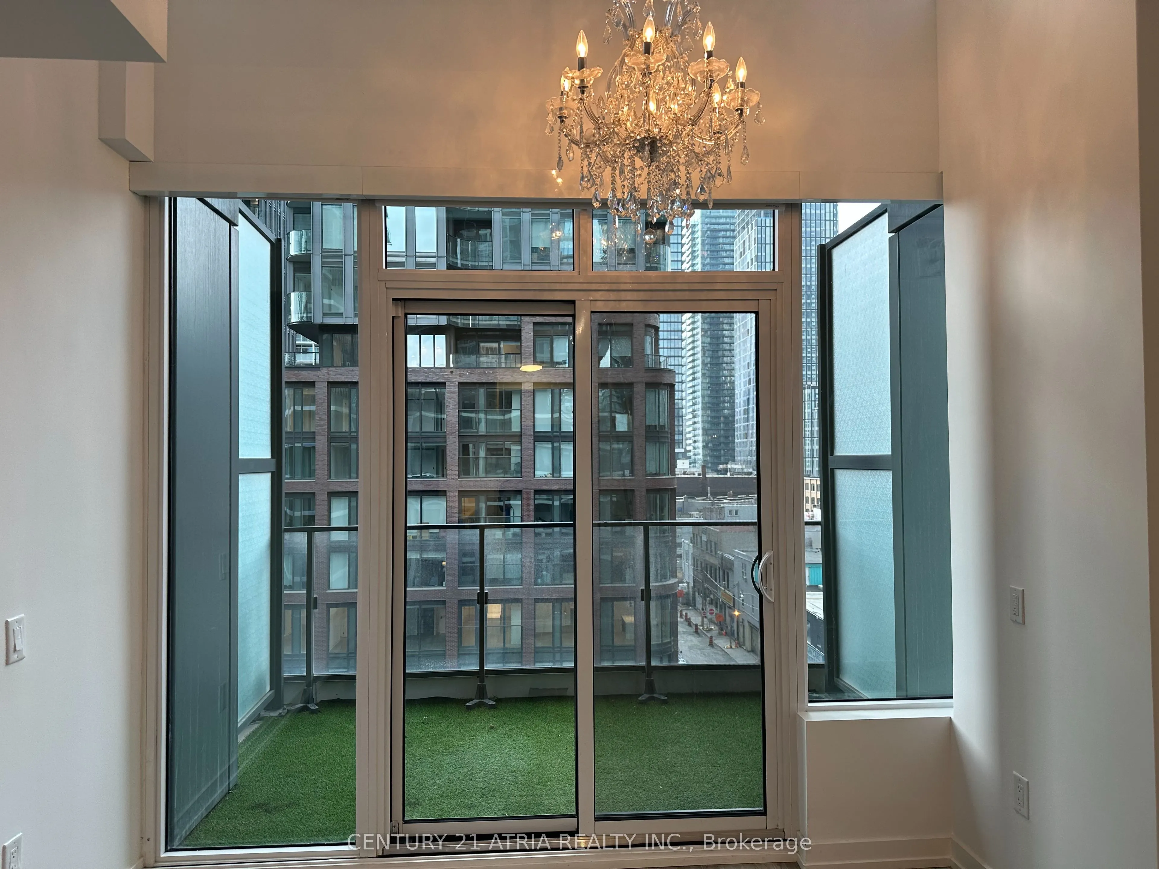 77 shuter Street, #725