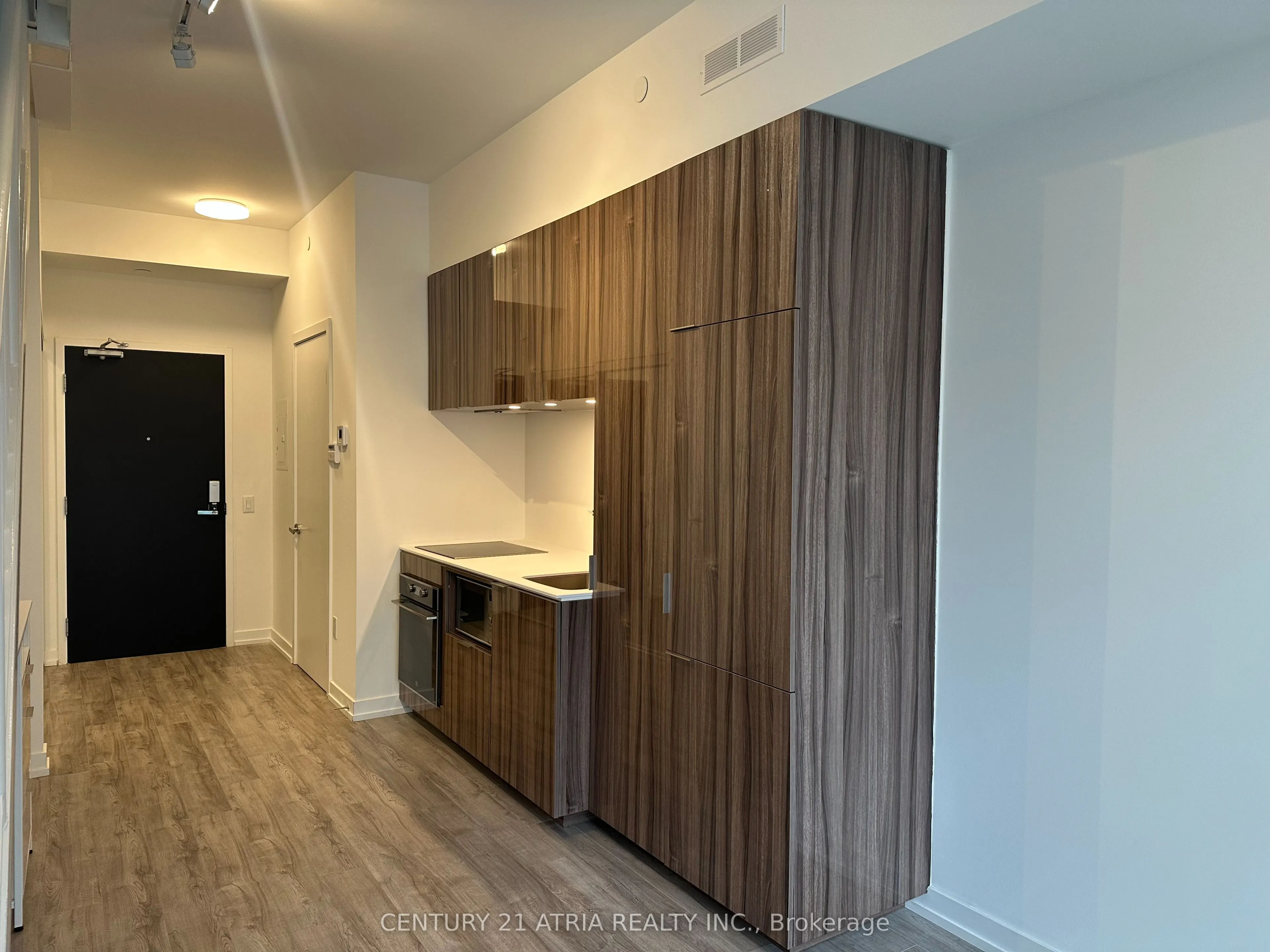 77 shuter Street, #725