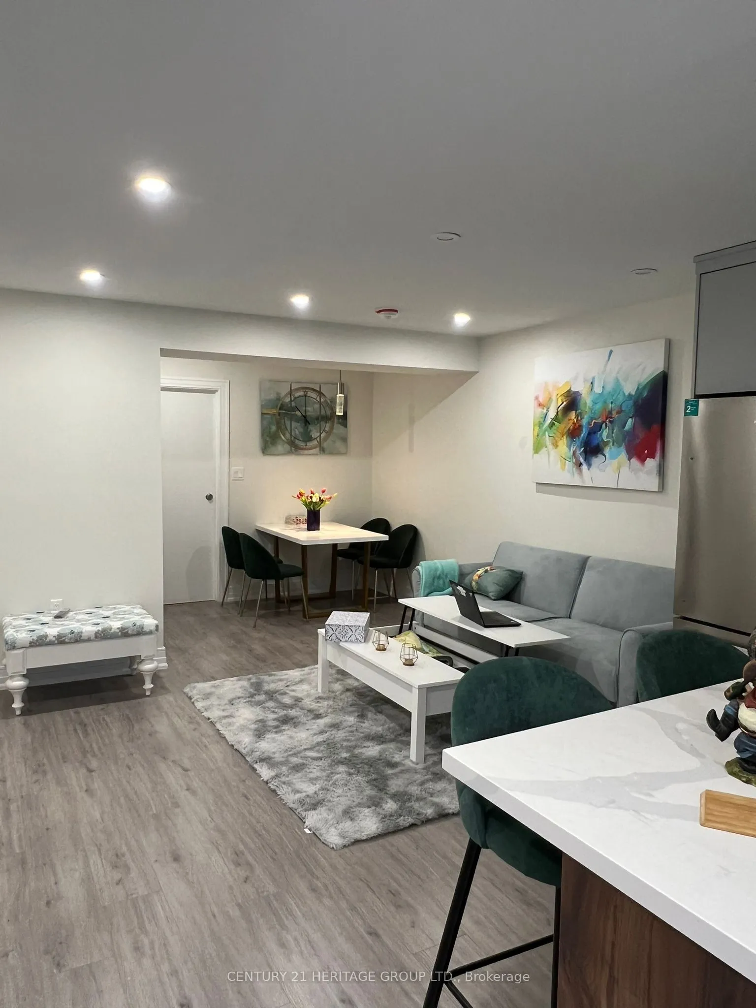 24 Deepglade Crescent