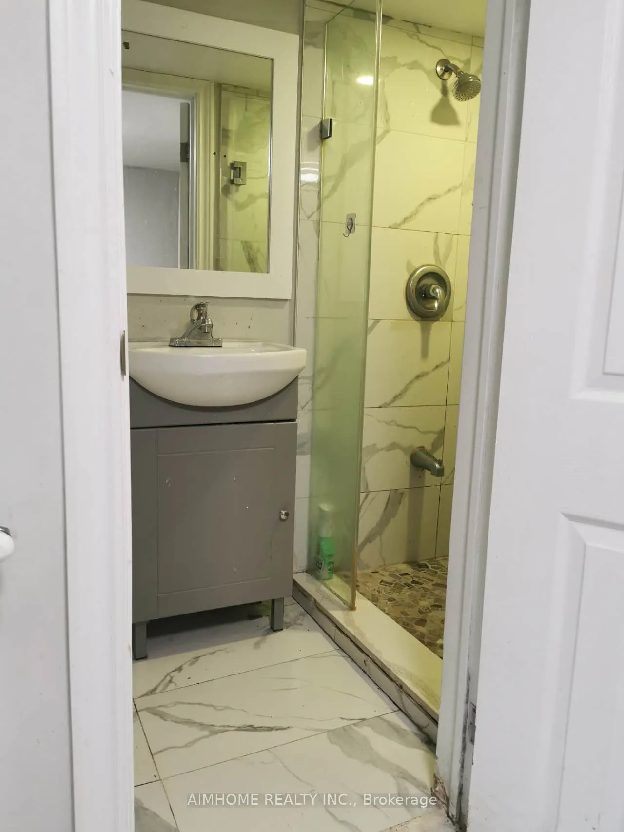 253 Palmerston Avenue, #Basement Ensuite Room