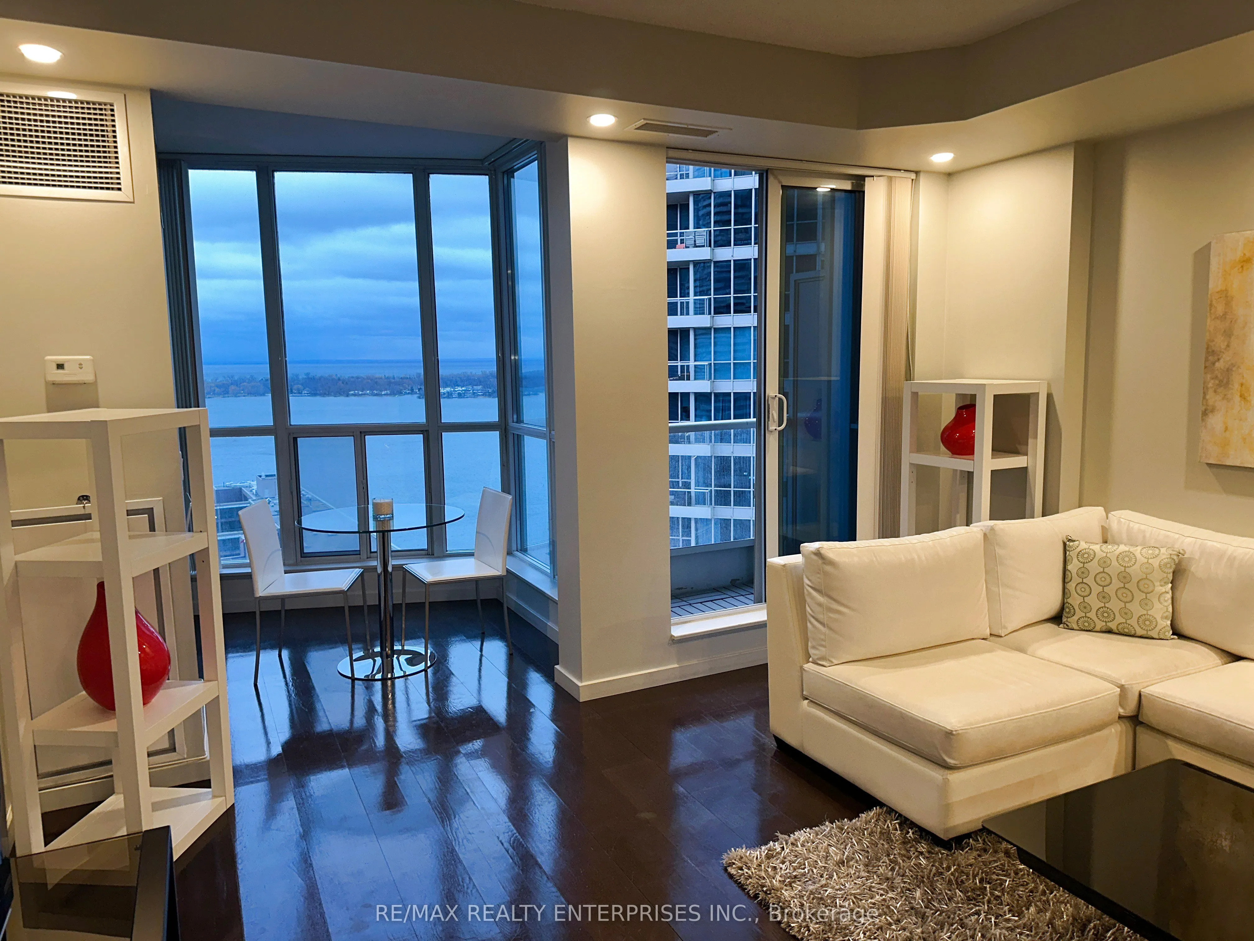 8 York Street, #2710